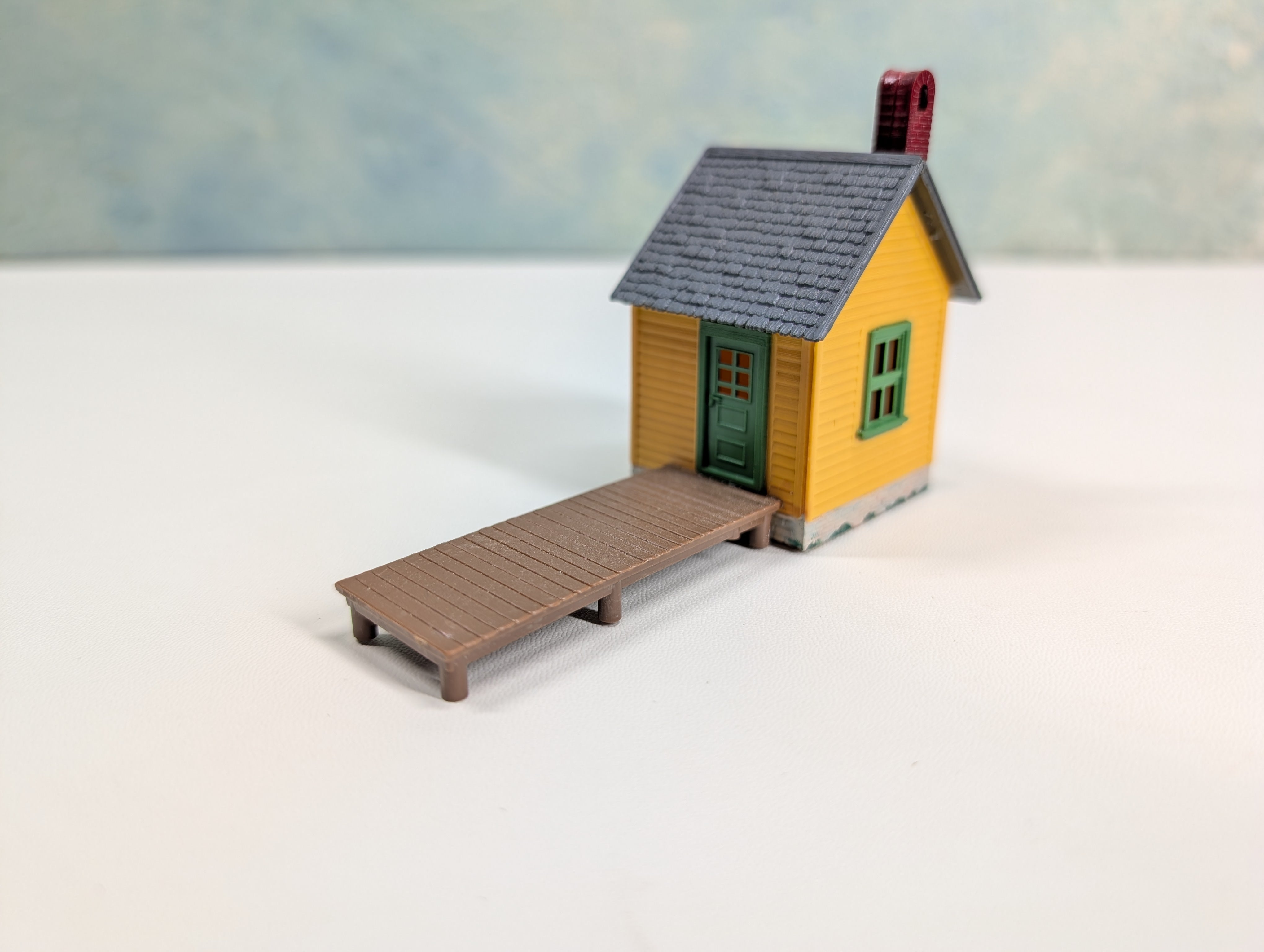 USED HO Scale Small Yellow Shed w/ Walkway