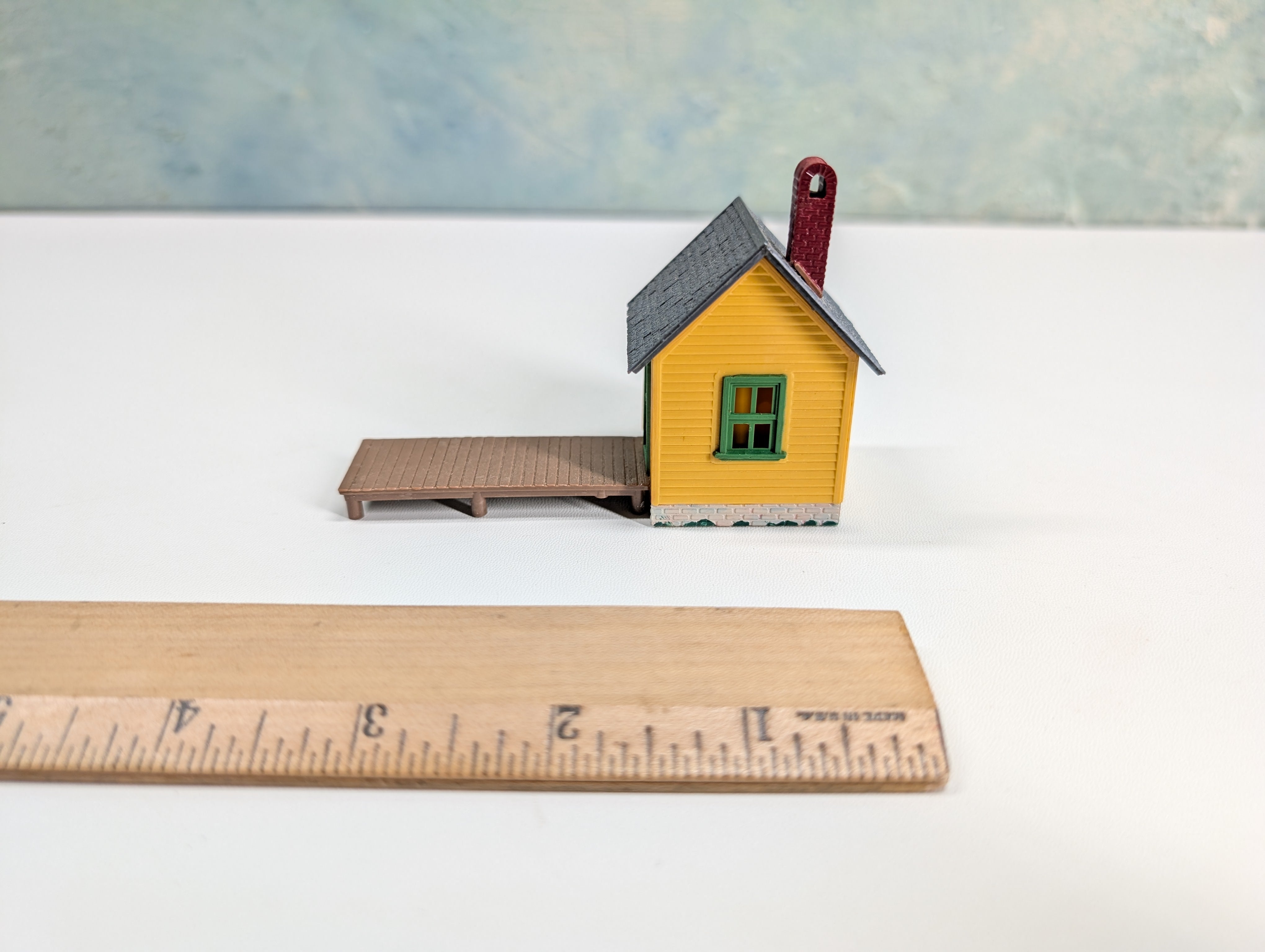 USED HO Scale Small Yellow Shed w/ Walkway
