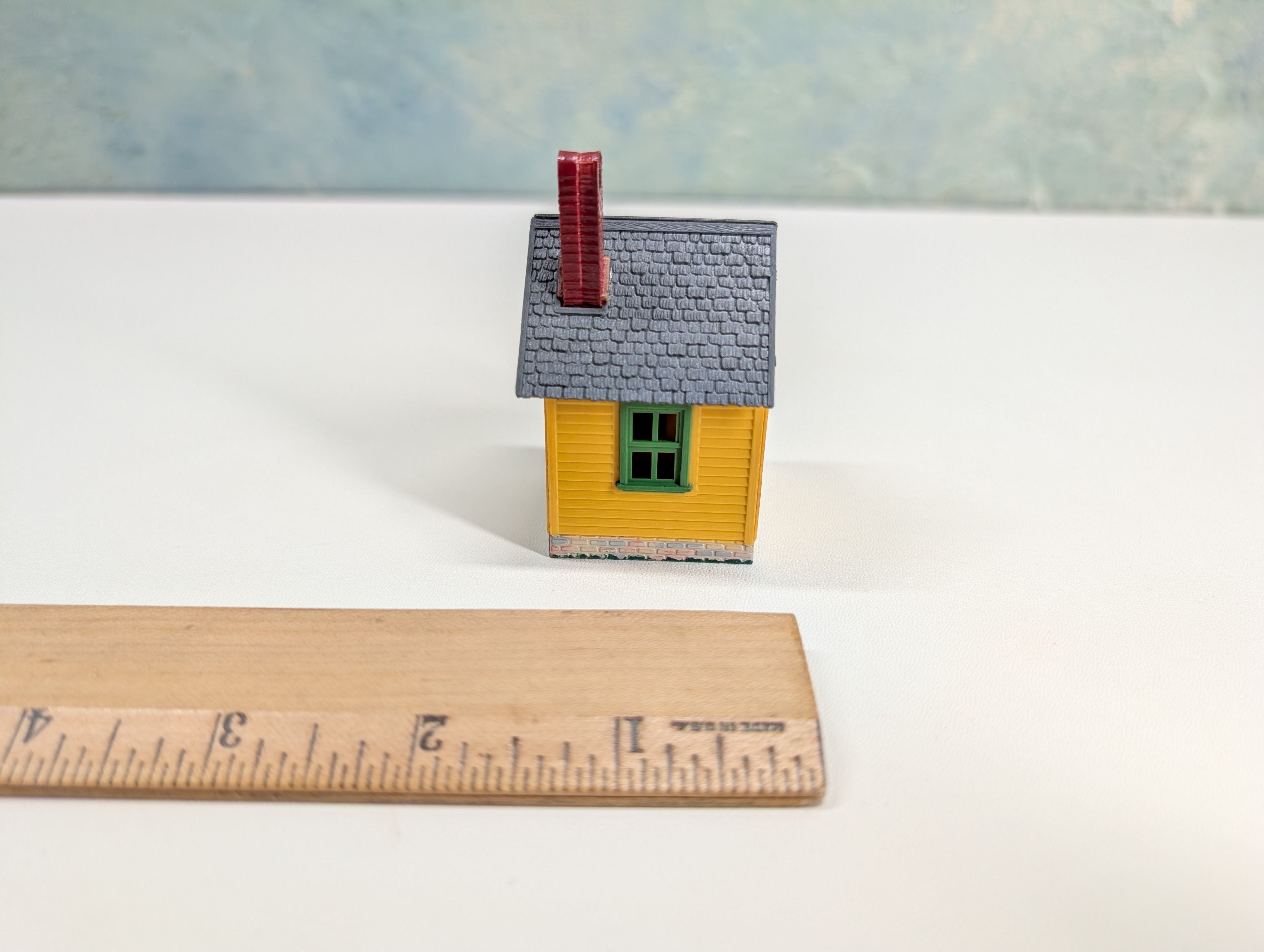 USED HO Scale Small Yellow Shed w/ Walkway