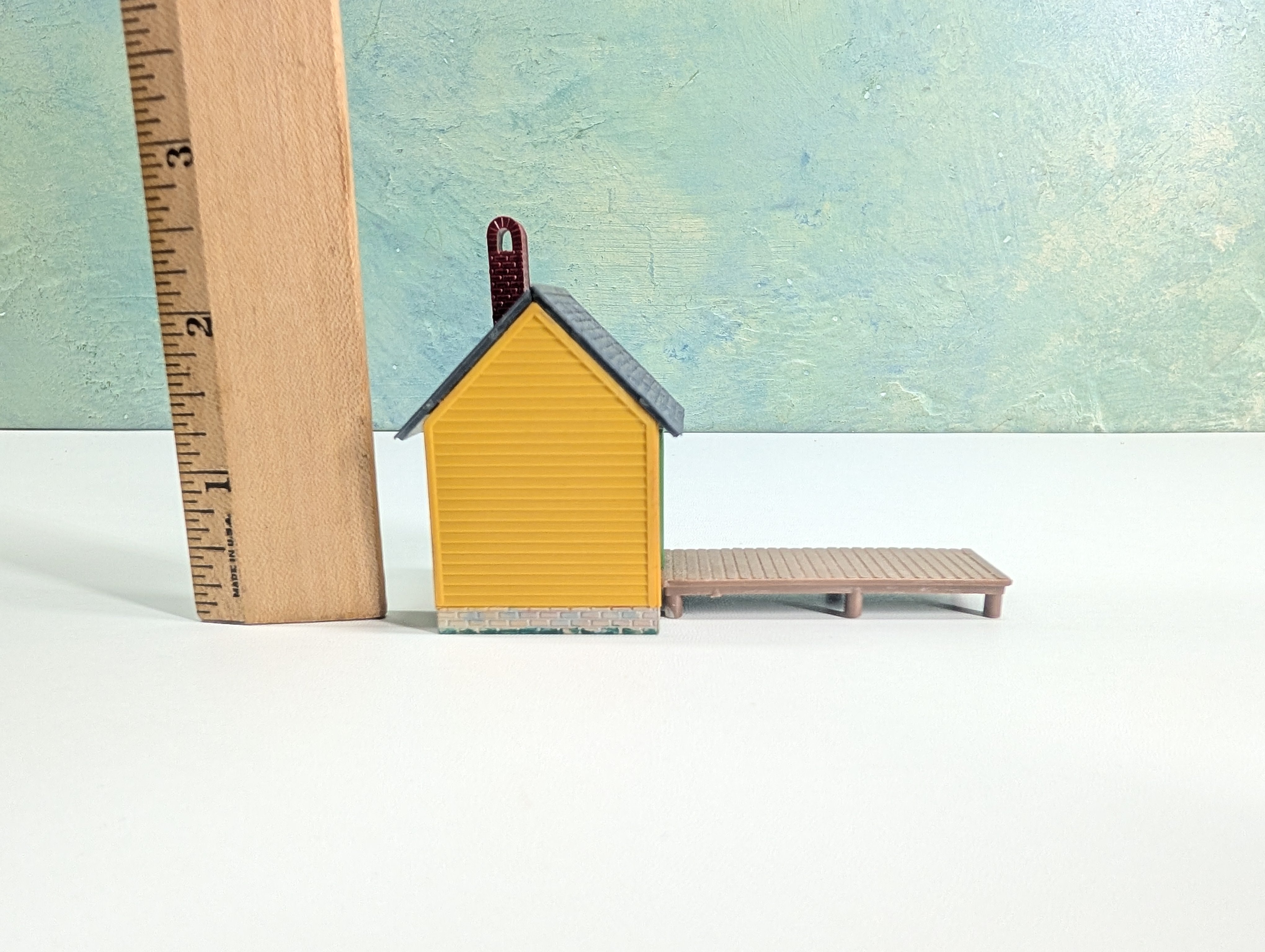USED HO Scale Small Yellow Shed w/ Walkway