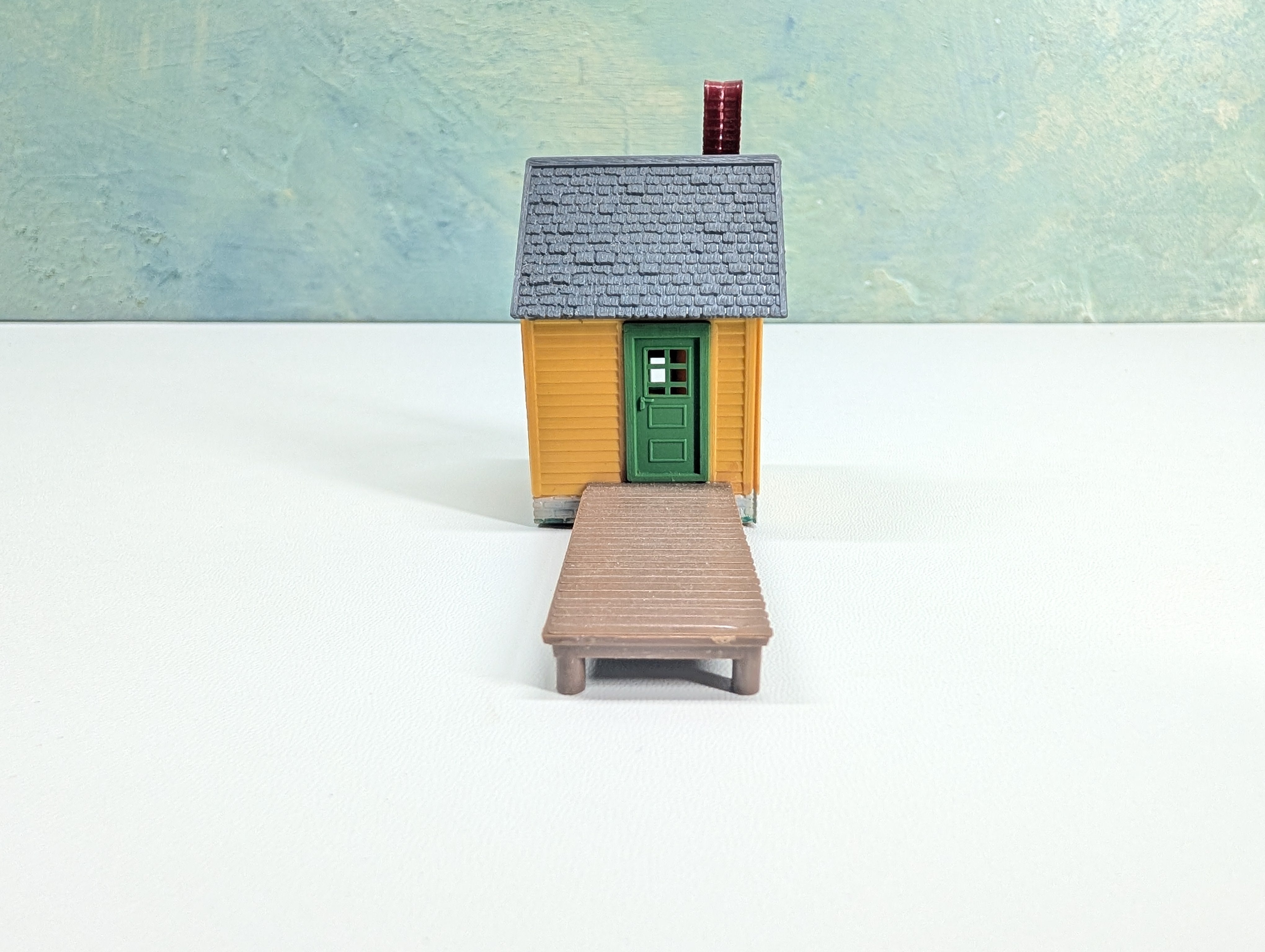 USED HO Scale Small Yellow Shed w/ Walkway