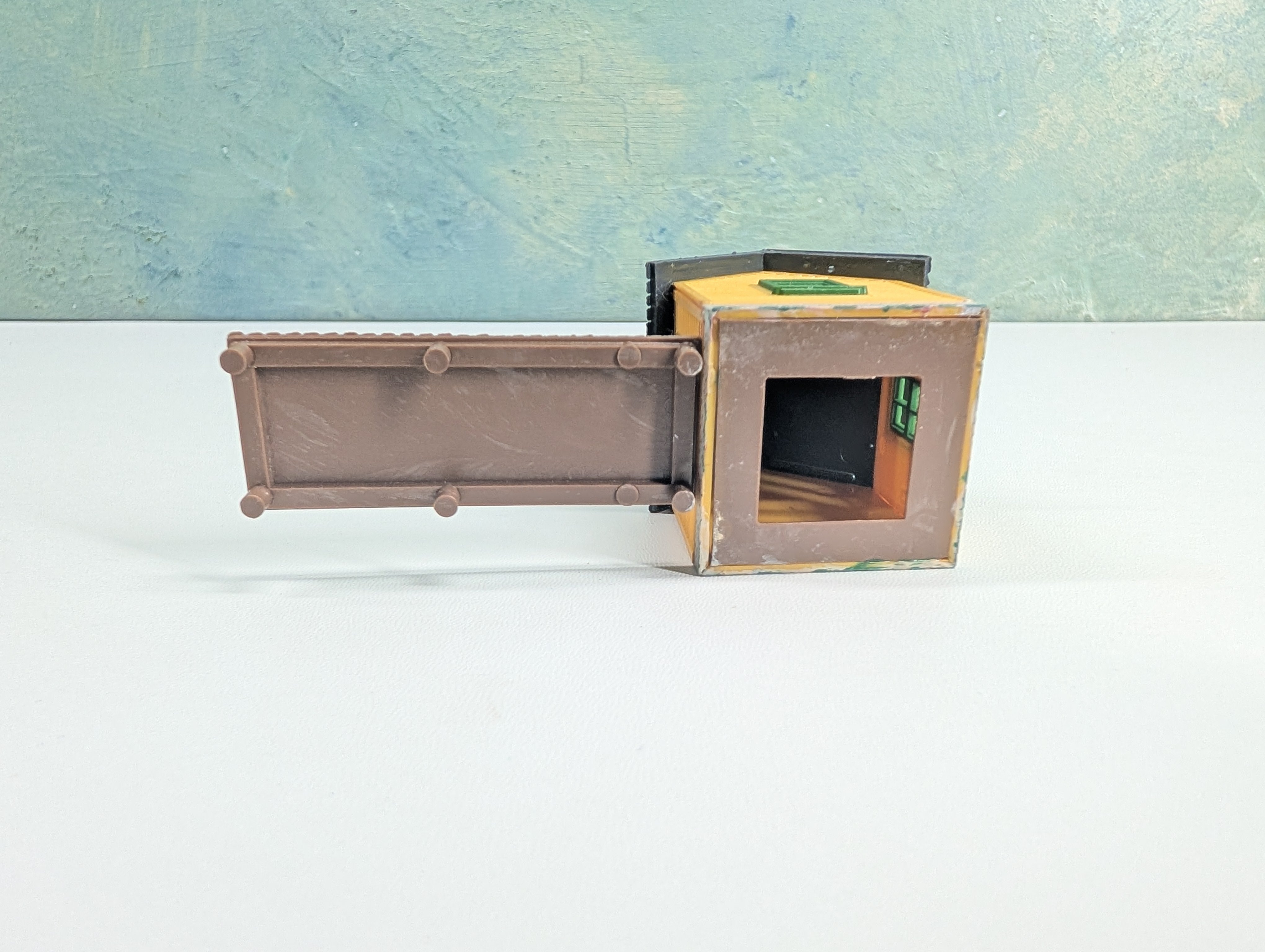 USED HO Scale Small Yellow Shed w/ Walkway