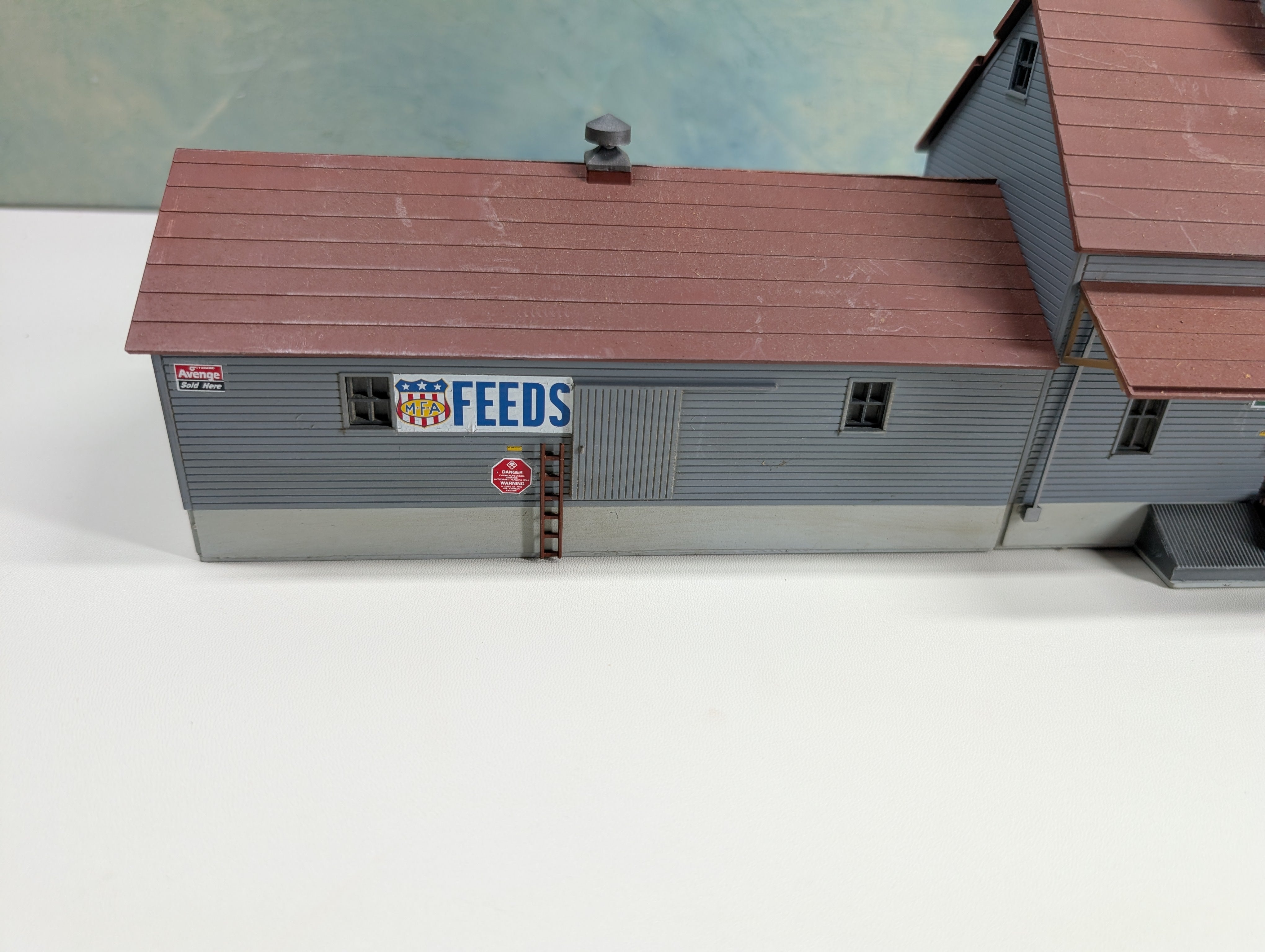 USED Walthers HO Scale Red River Valley Feed & Seed Mill, CO-OP Feed