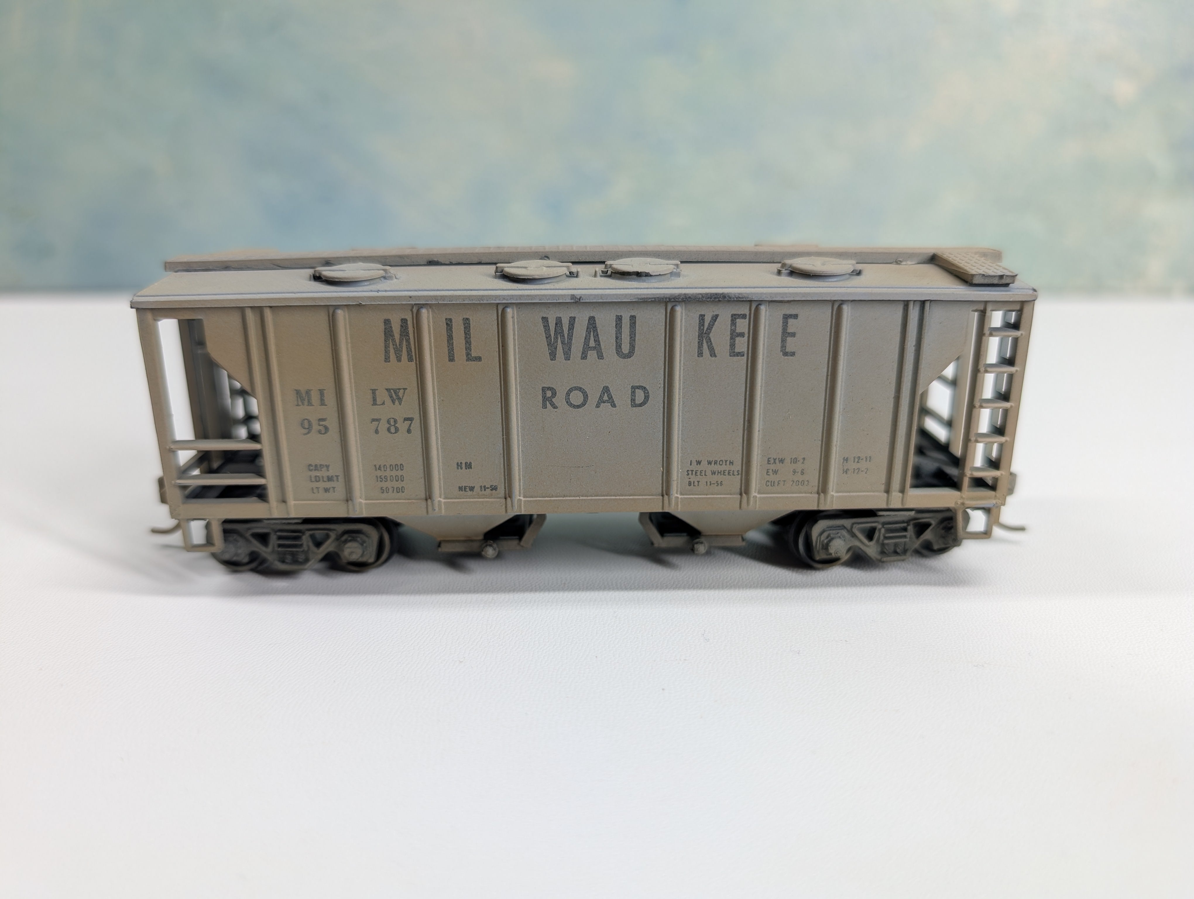 USED Roundhouse HO Scale Covered Hopper Milwaukee Road MILW #95787 Weathered