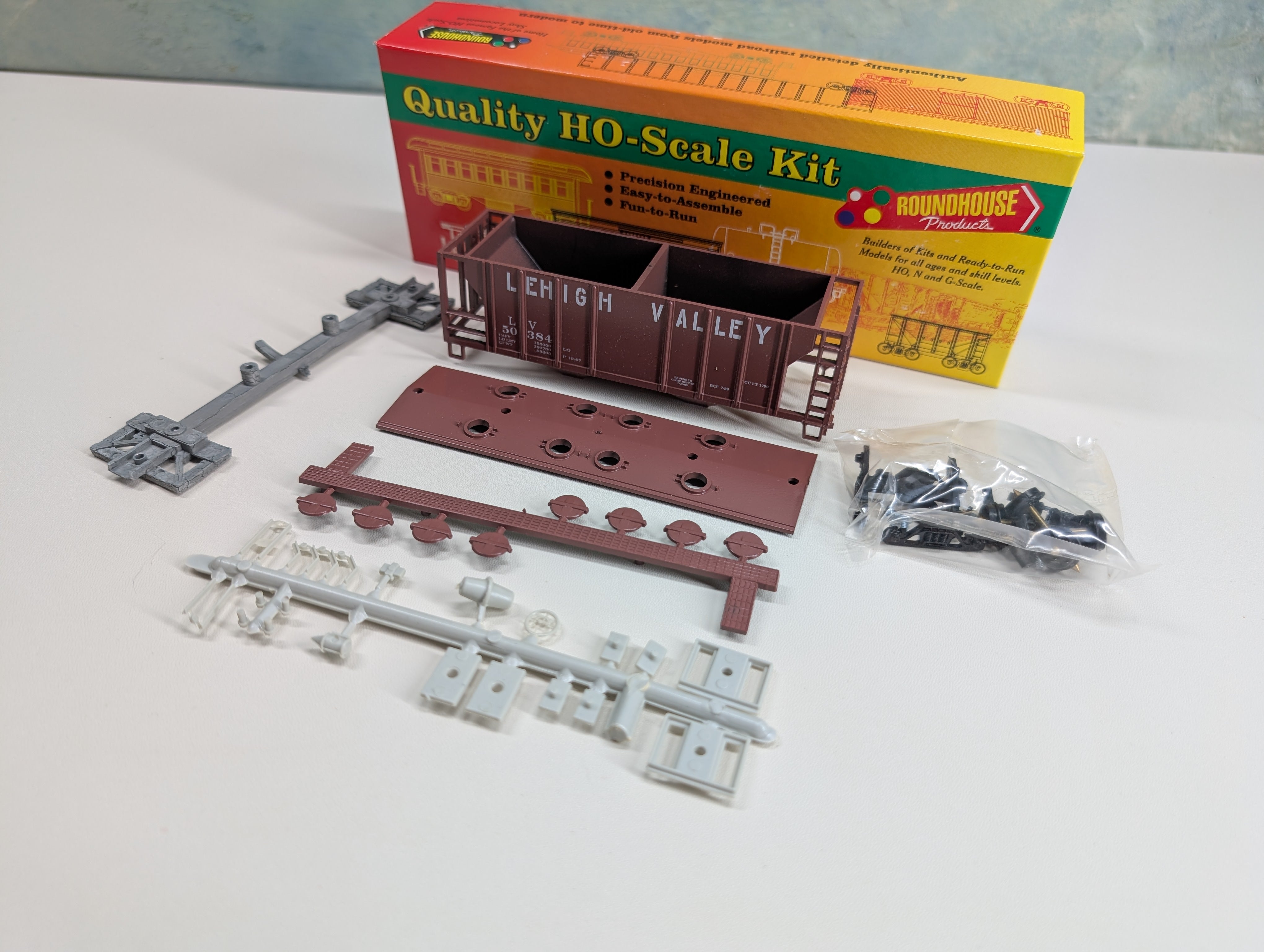 USED Roundhouse HO Scale Covered Hopper Lehigh Valley LV #50384 KIT