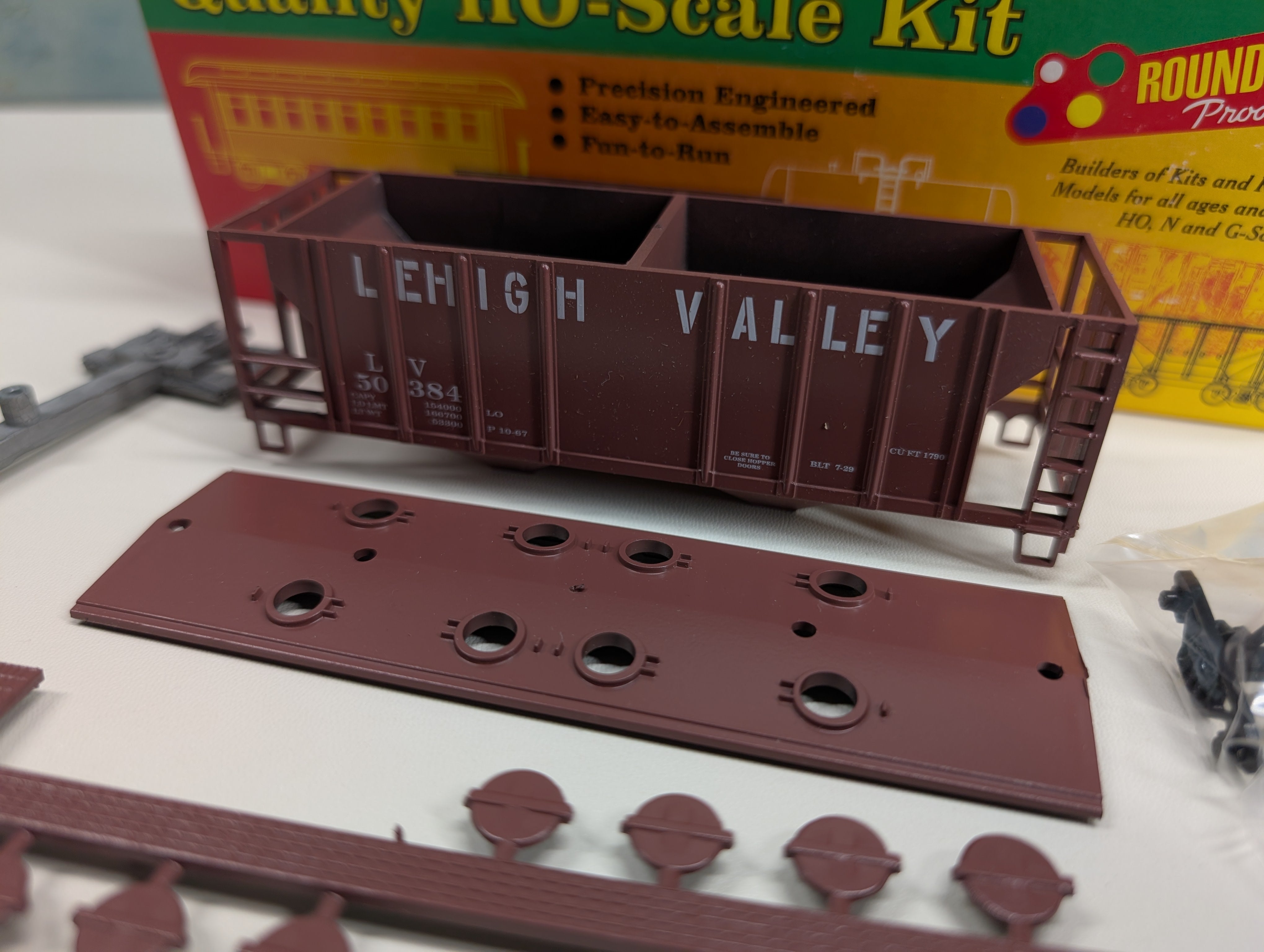 USED Roundhouse HO Scale Covered Hopper Lehigh Valley LV #50384 KIT