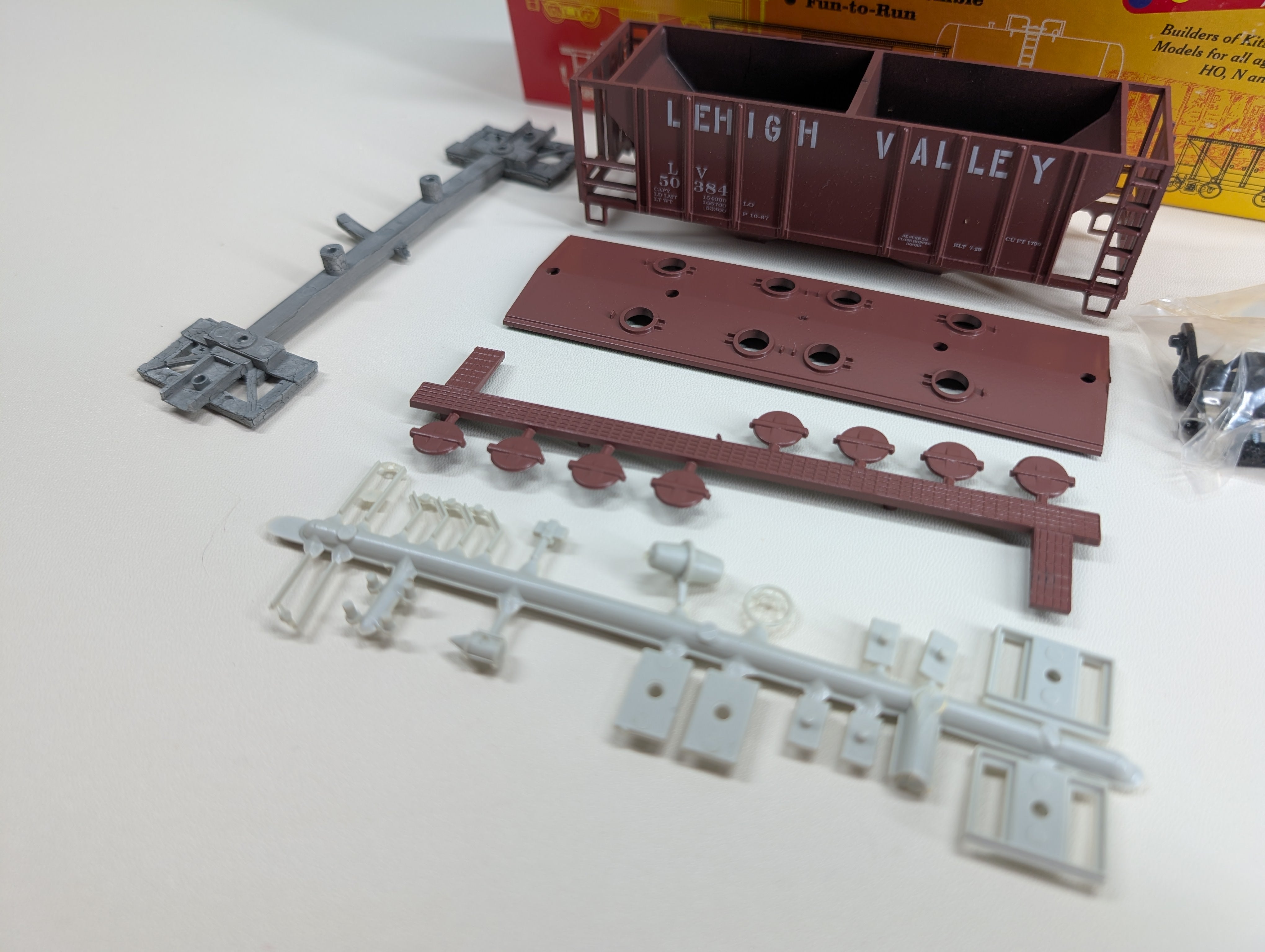 USED Roundhouse HO Scale Covered Hopper Lehigh Valley LV #50384 KIT