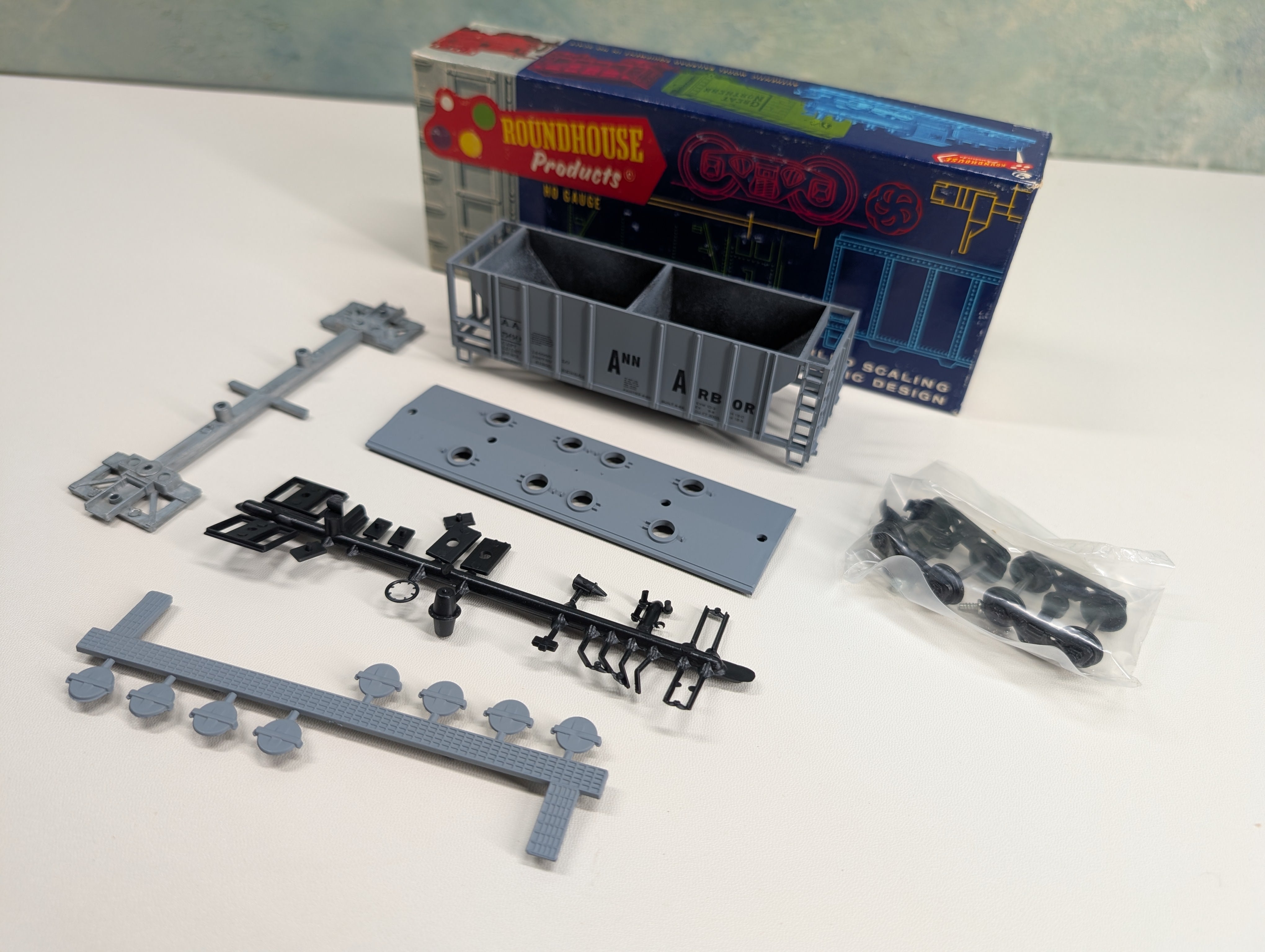 USED Roundhouse HO Scale Covered Hopper Ann Arbor AA #560 KIT