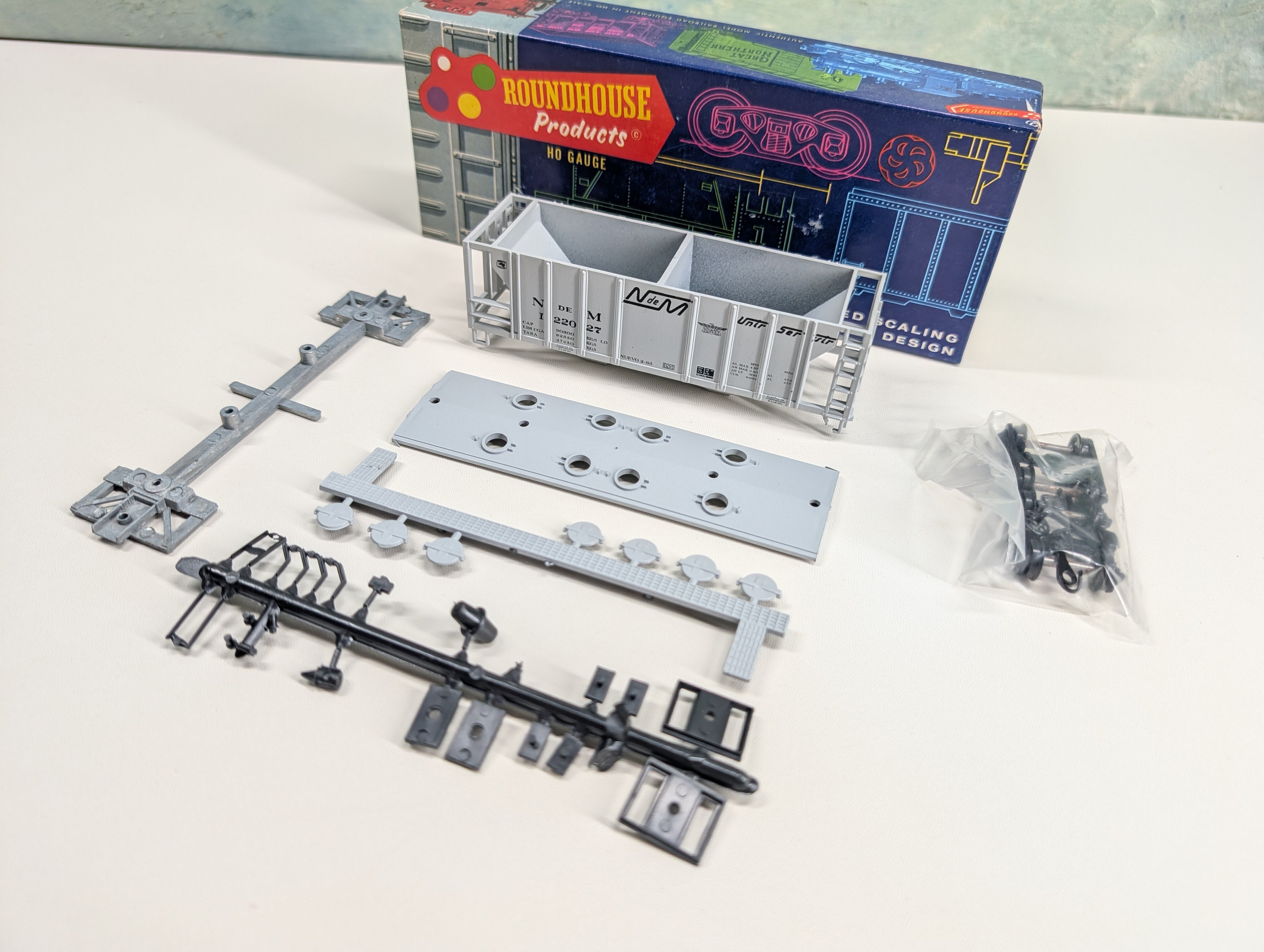 USED Roundhouse HO Scale Covered Hopper NdeM #122027 Bev-Bel KIT