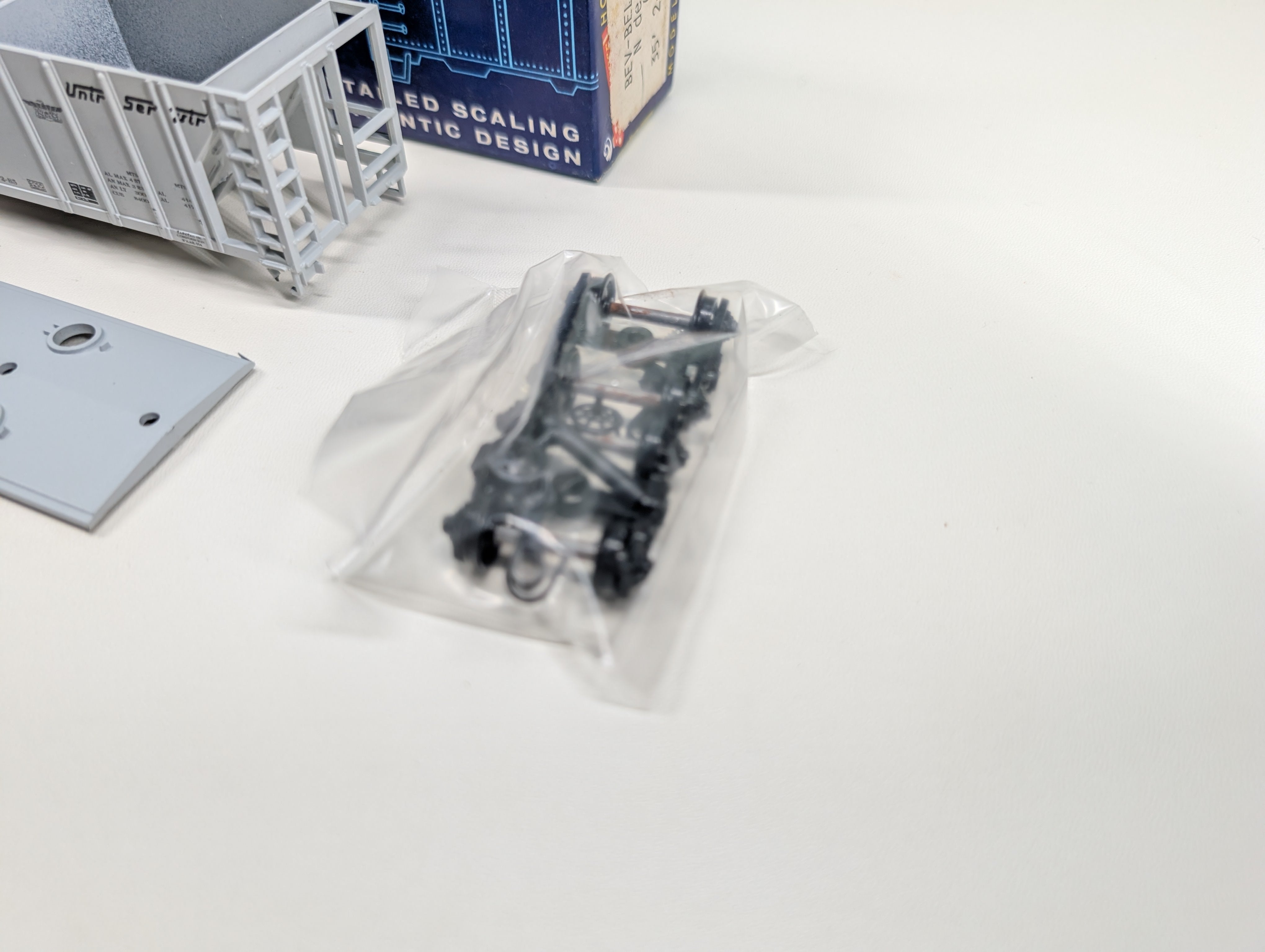 USED Roundhouse HO Scale Covered Hopper NdeM #122027 Bev-Bel KIT