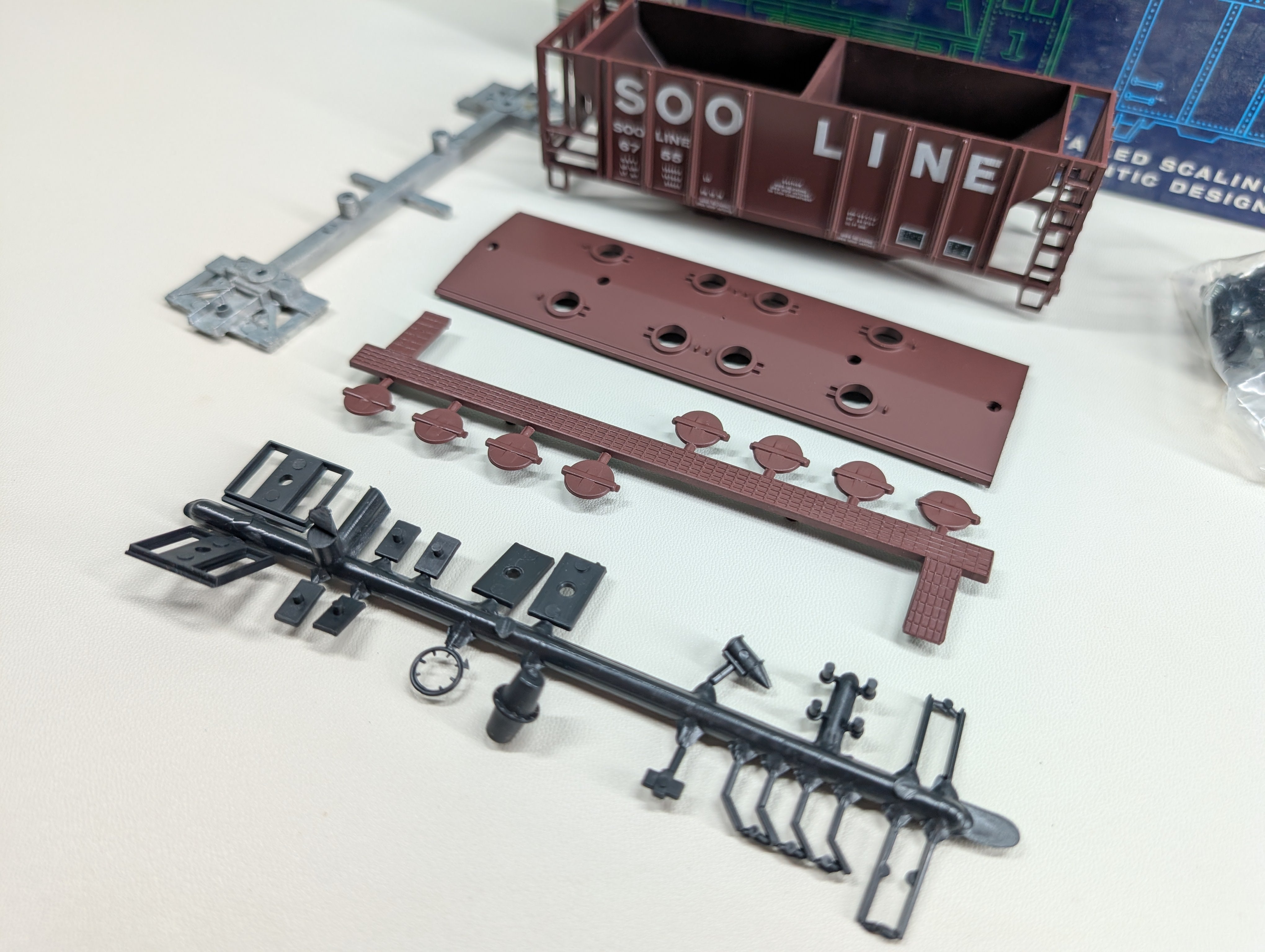 USED Roundhouse HO Scale Covered Hopper SOO Line #6755 KIT