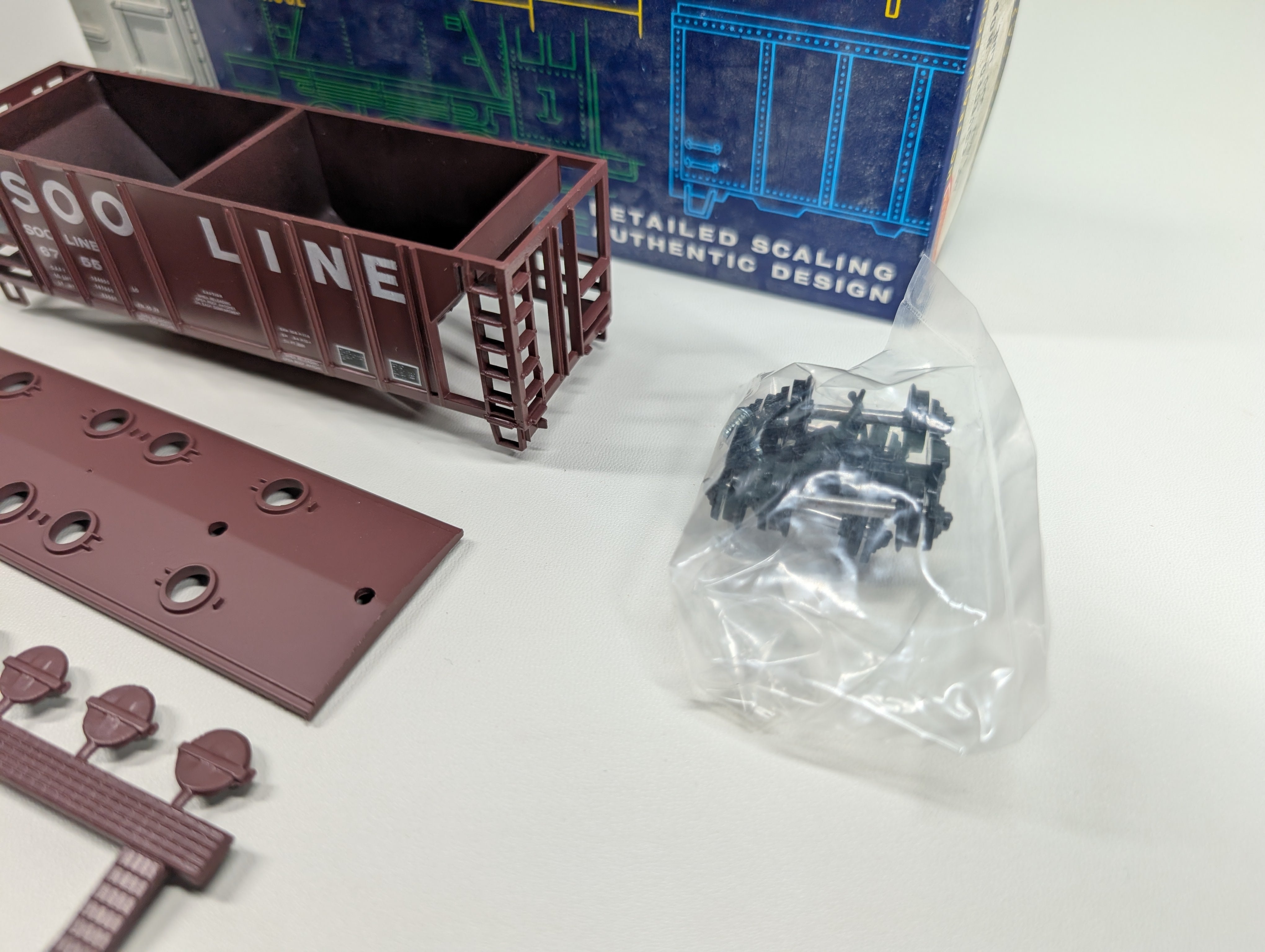 USED Roundhouse HO Scale Covered Hopper SOO Line #6755 KIT