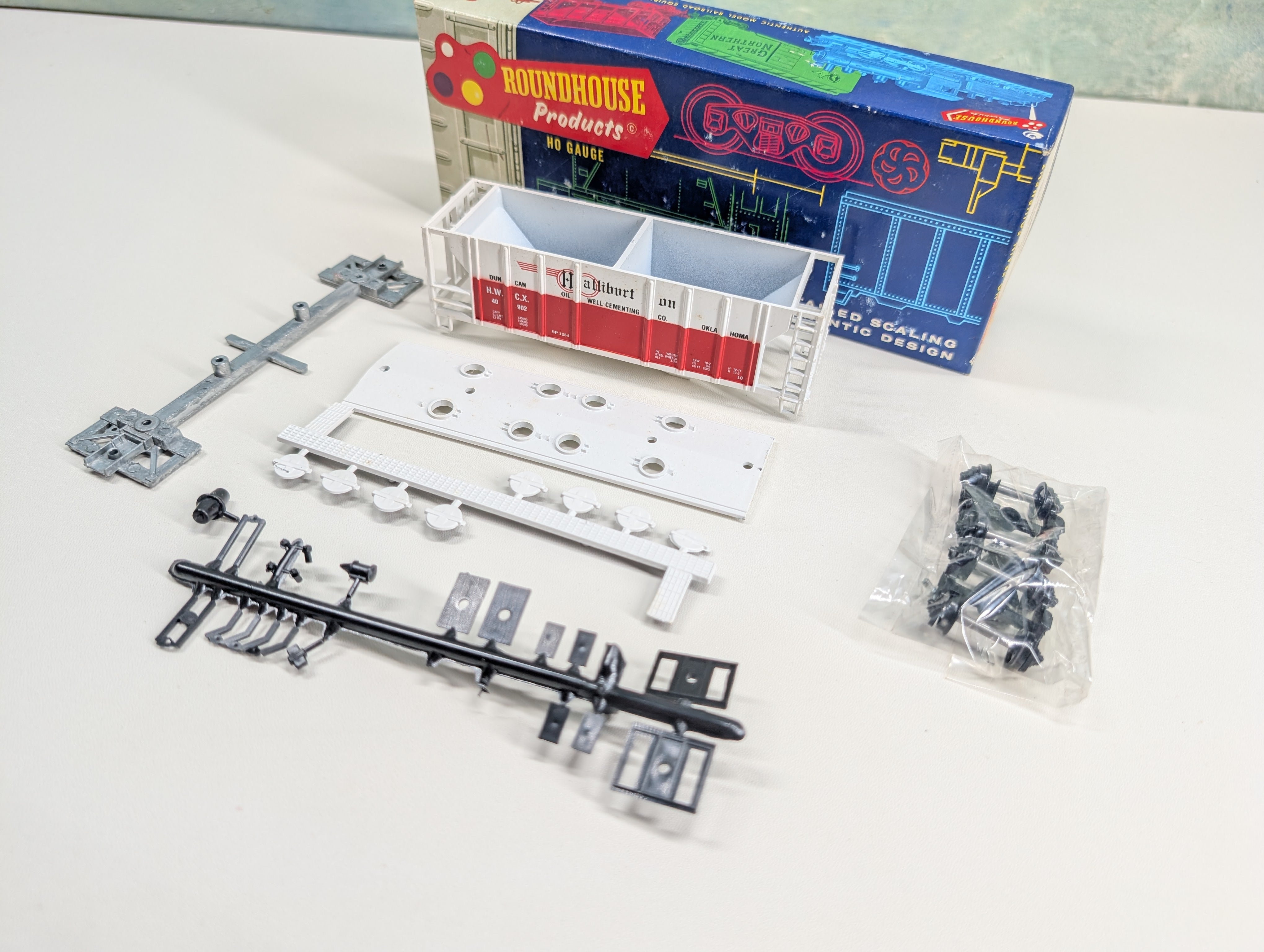 USED Roundhouse HO Scale Covered Hopper Halliburton HWCX #40902 KIT