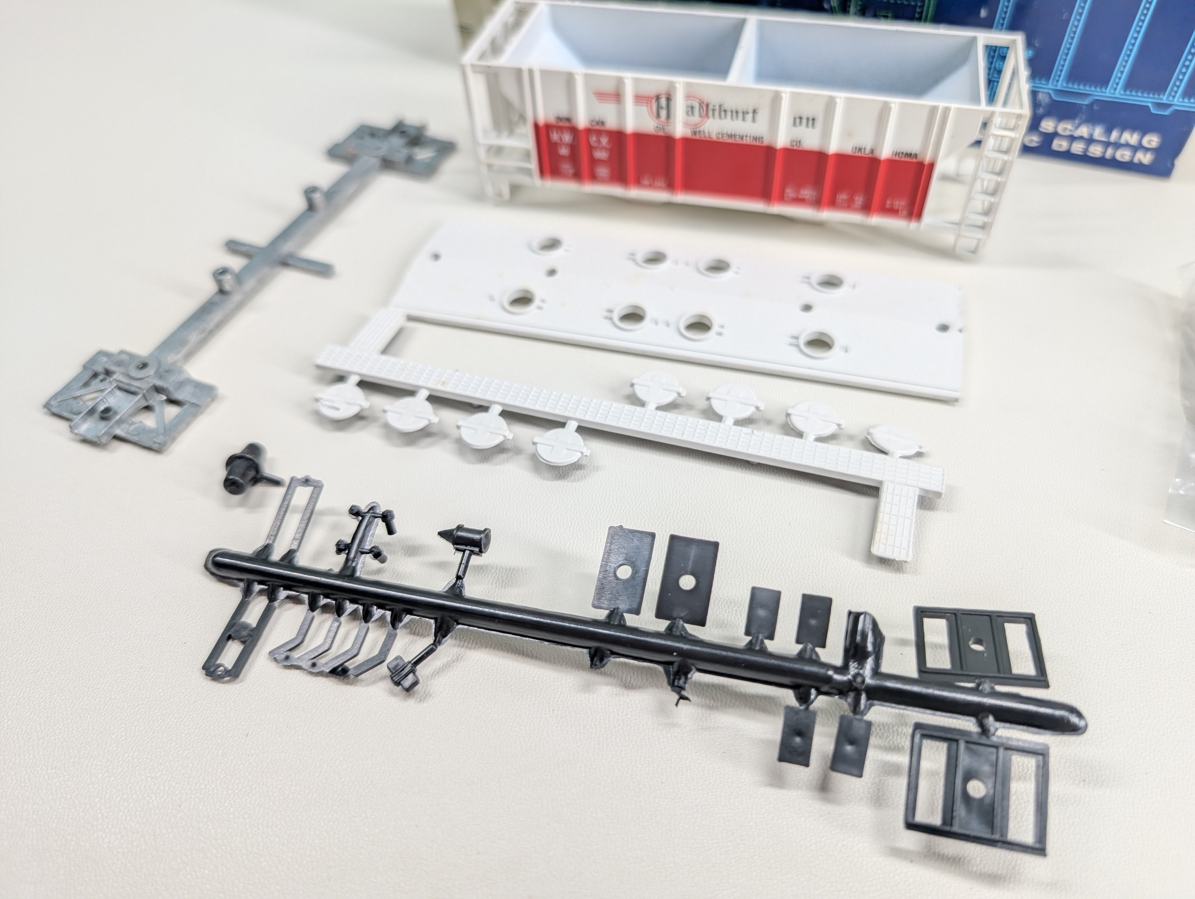 USED Roundhouse HO Scale Covered Hopper Halliburton HWCX #40902 KIT