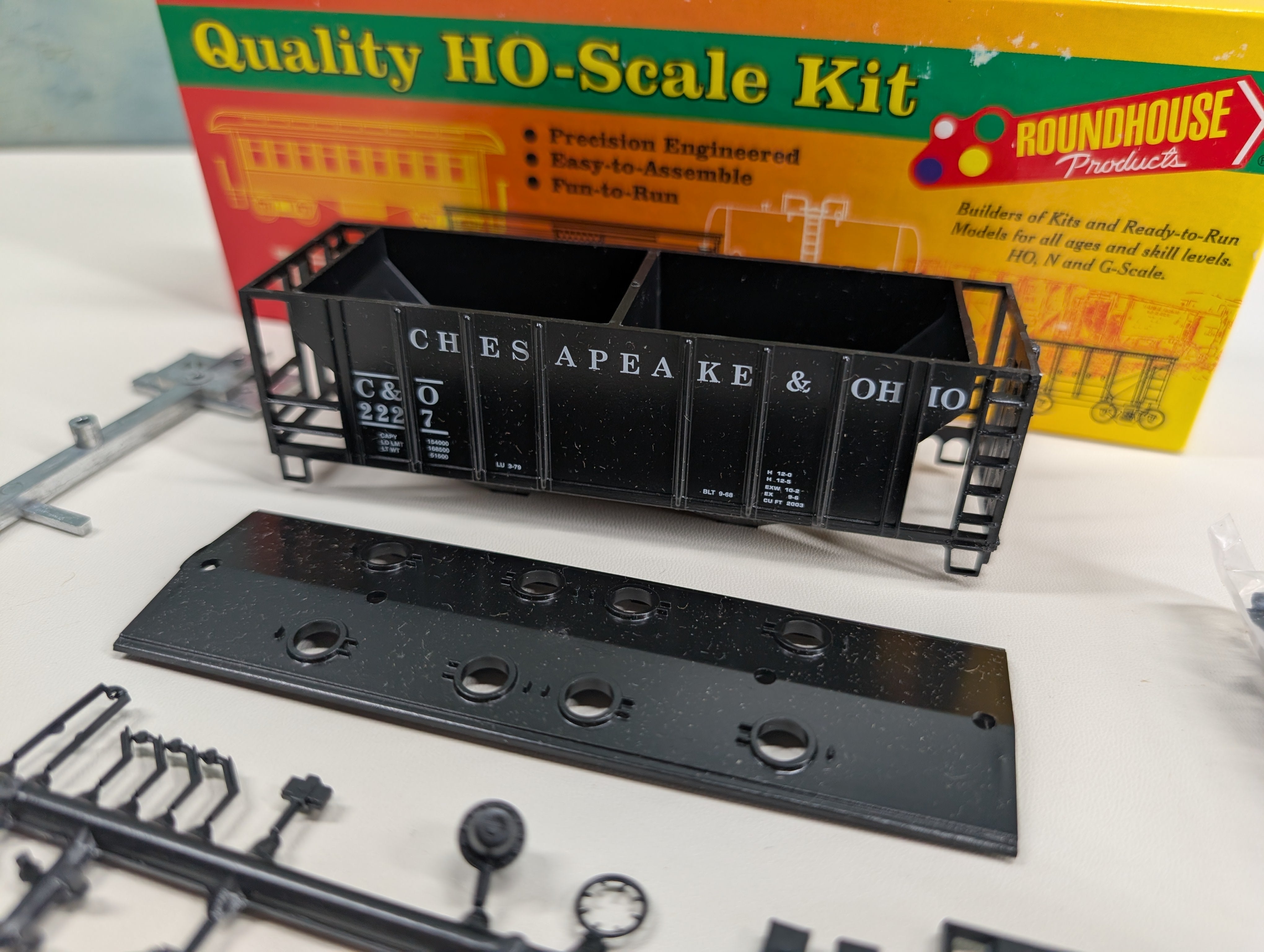 USED Roundhouse HO Scale Covered Hopper Chesapeake and Ohio C&O #2227 KIT