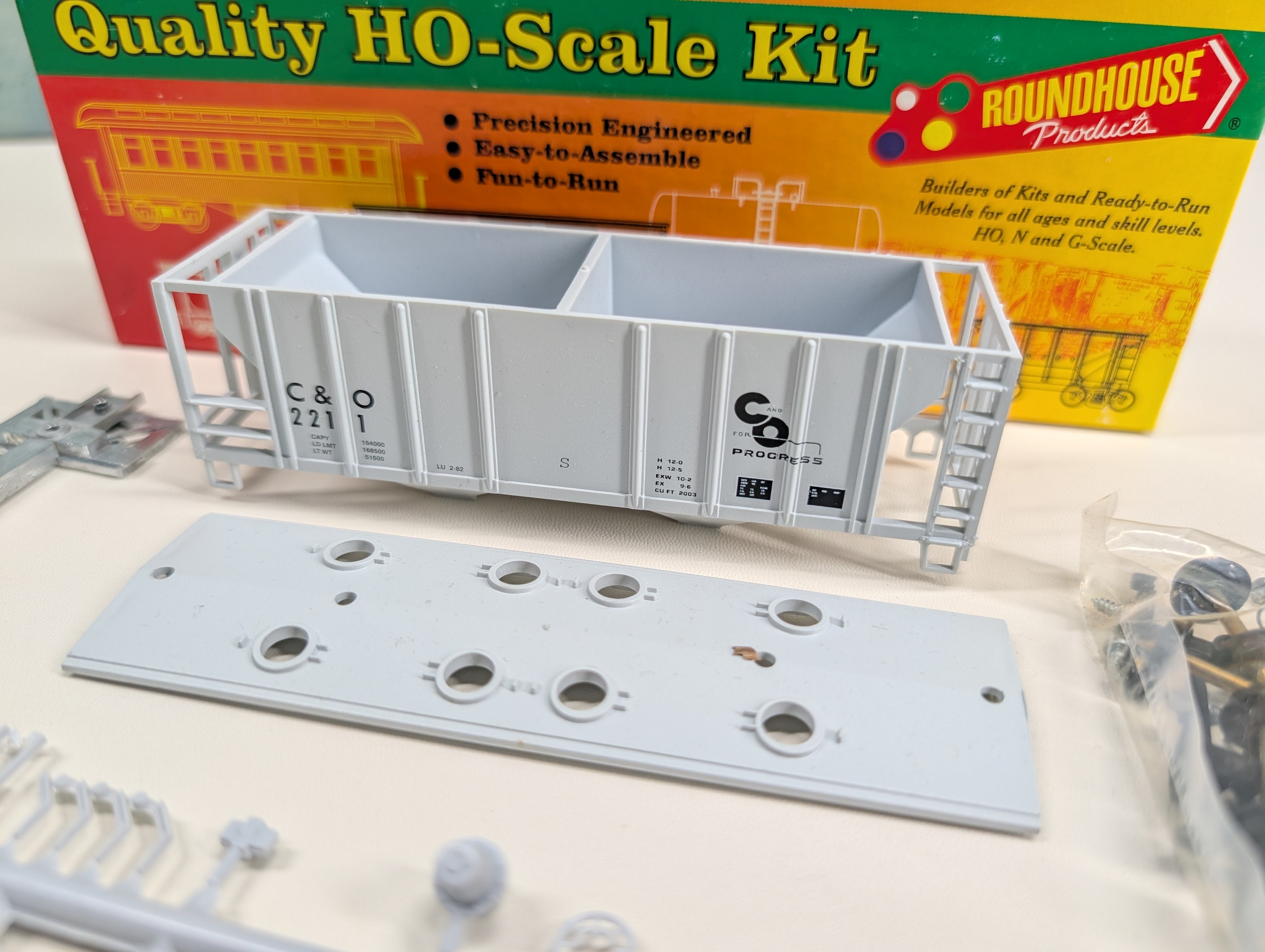 USED Roundhouse HO Scale Covered Hopper Chesapeake and Ohio C&O Progress #2211 KIT