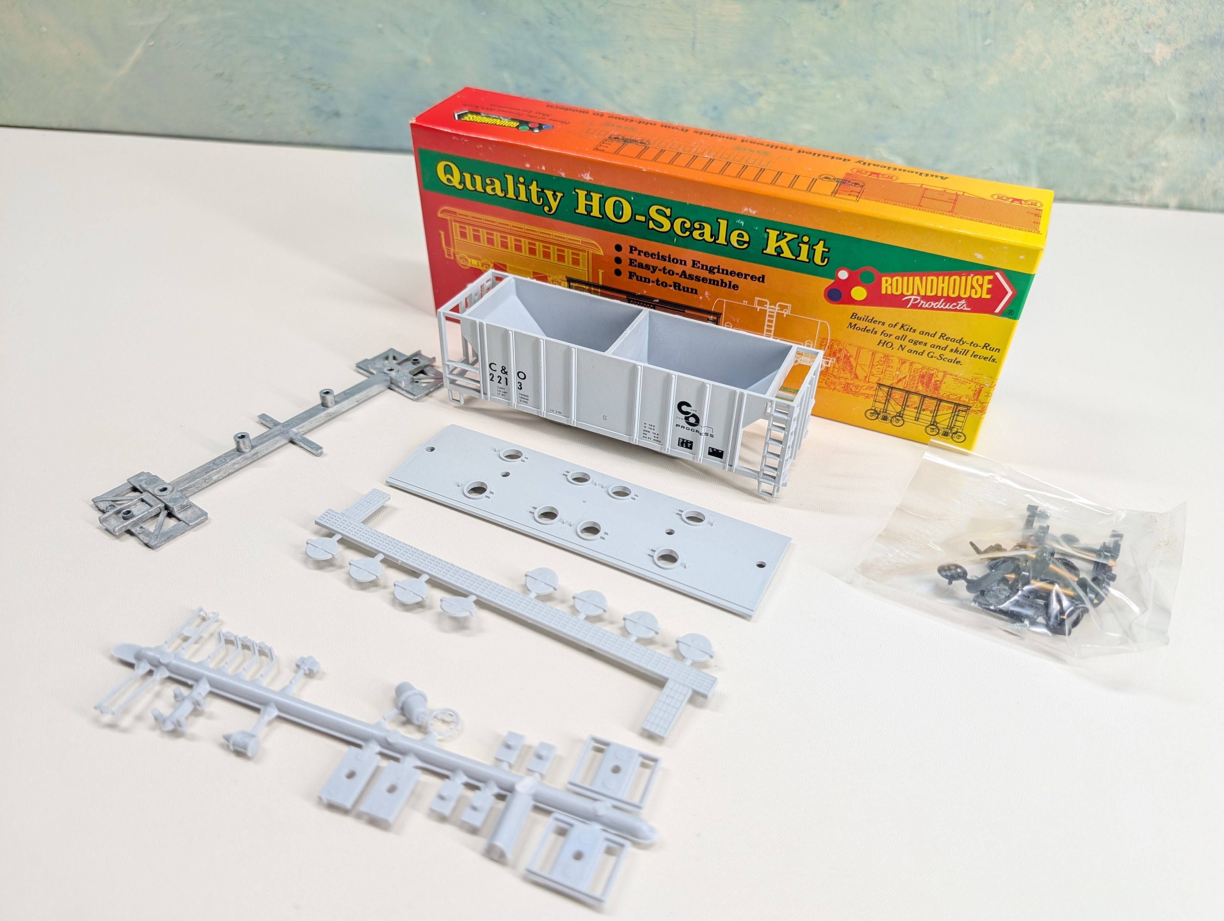 USED Roundhouse HO Scale Covered Hopper Chesapeake and Ohio C&O Progress #2213 KIT