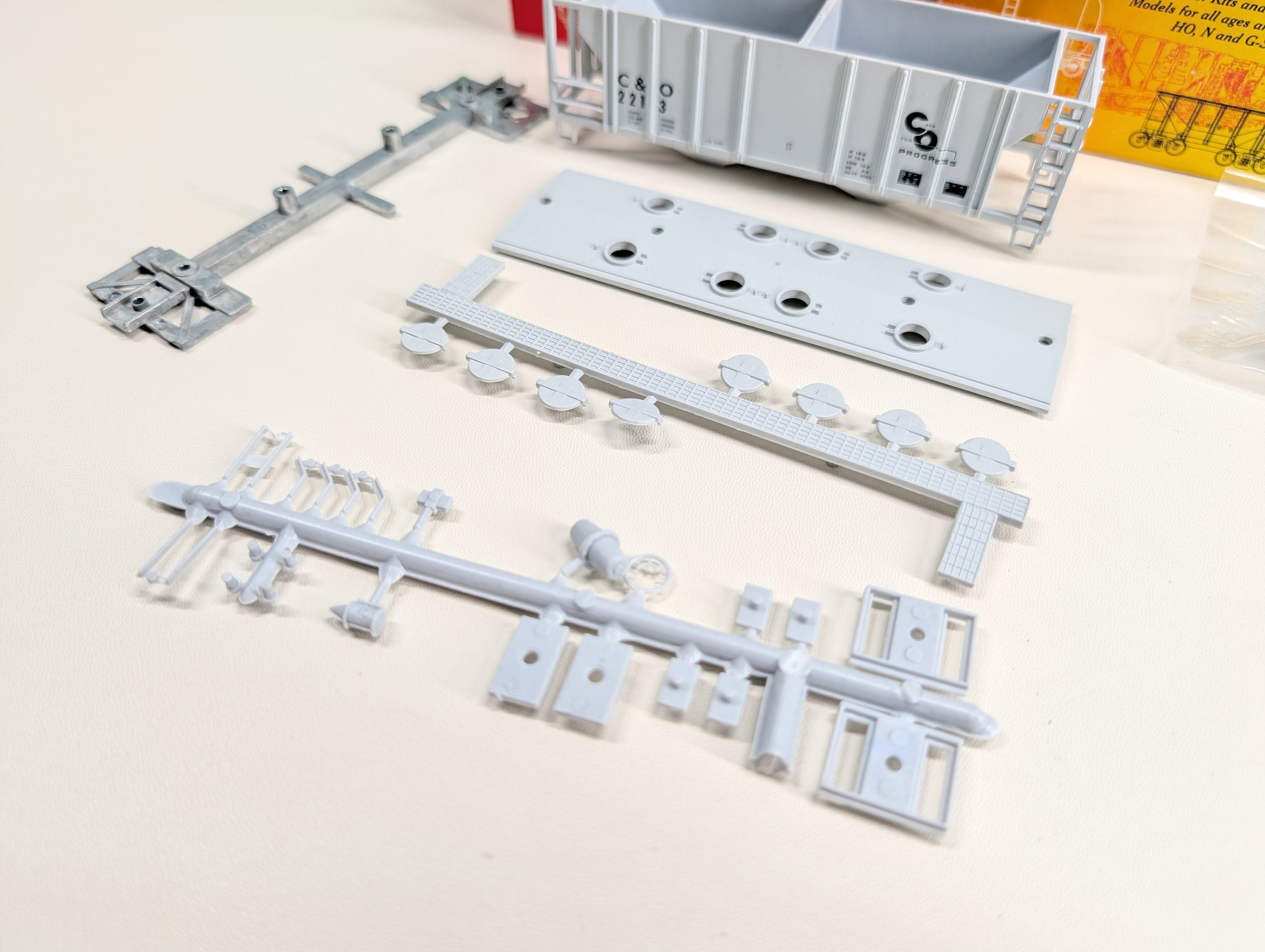 USED Roundhouse HO Scale Covered Hopper Chesapeake and Ohio C&O Progress #2213 KIT