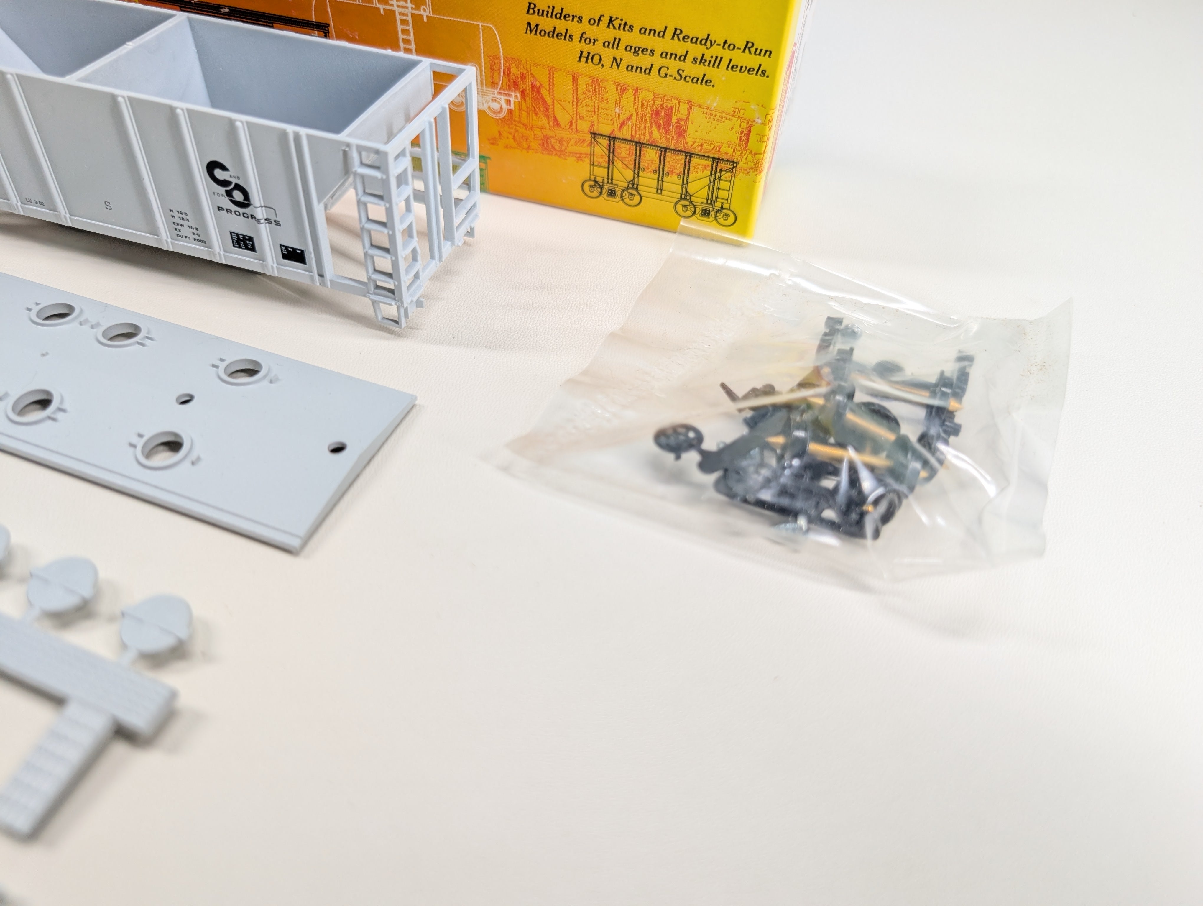 USED Roundhouse HO Scale Covered Hopper Chesapeake and Ohio C&O Progress #2213 KIT