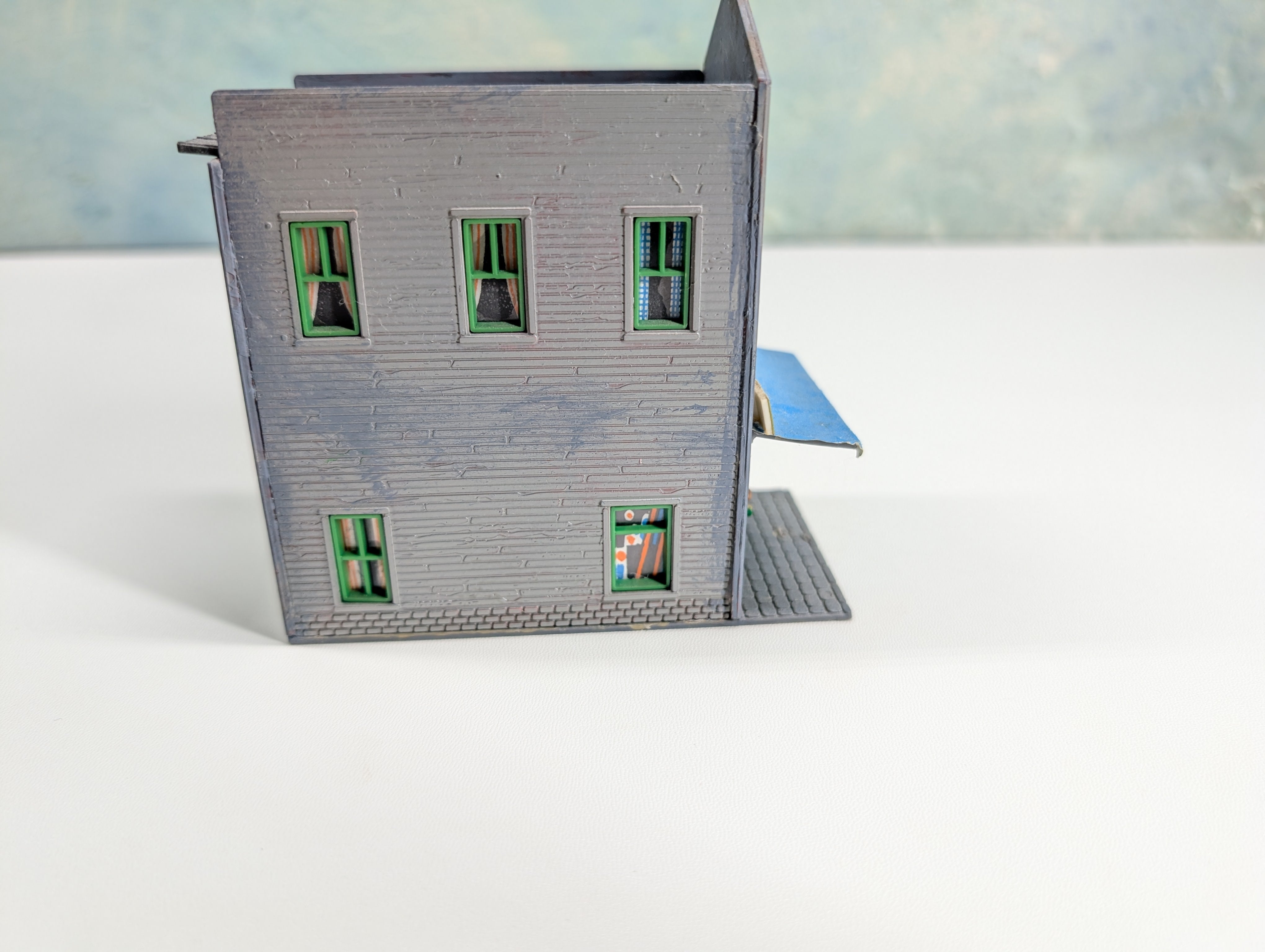 USED HO Scale Brown Storefront, Chris Gifts, Gift Shop