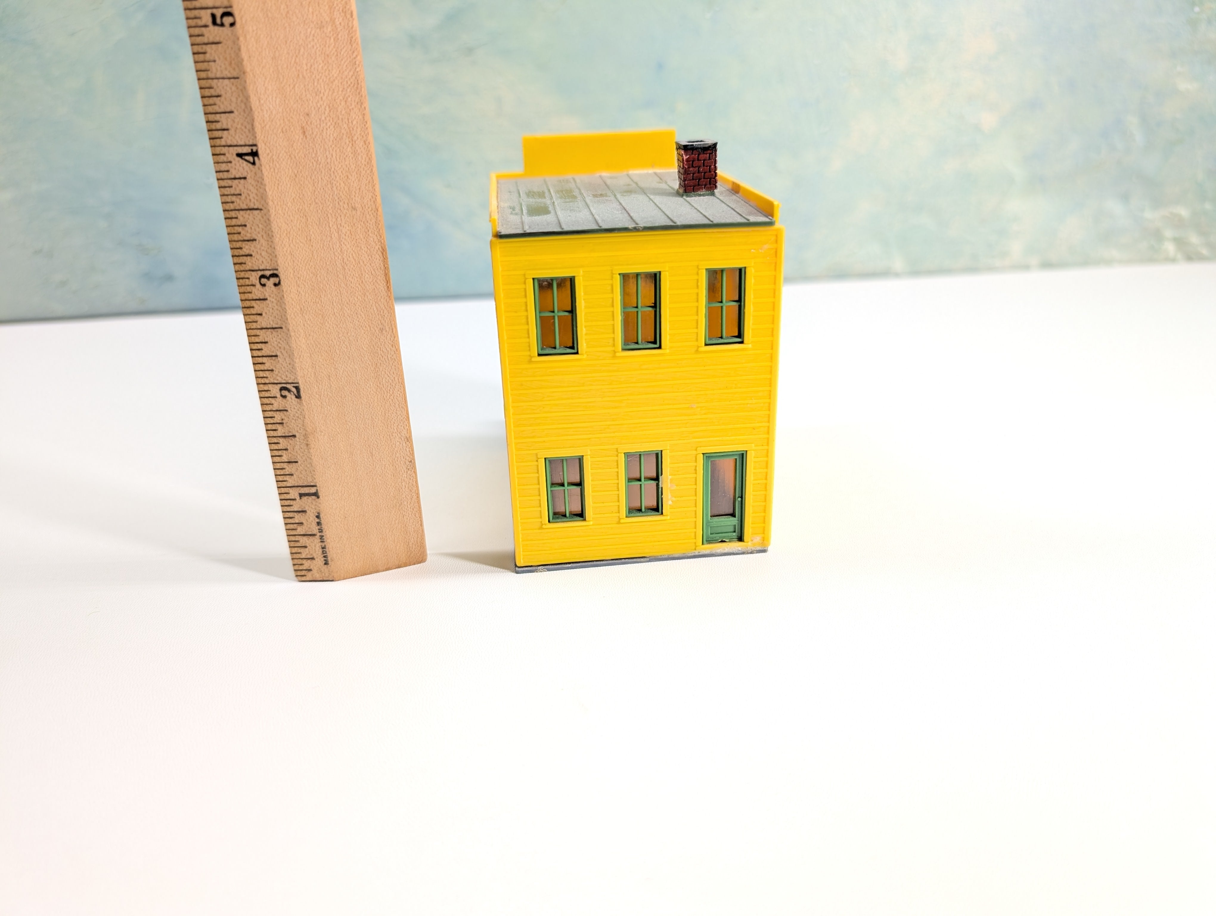 USED HO Scale Yellow Storefront, Five and Ten Store