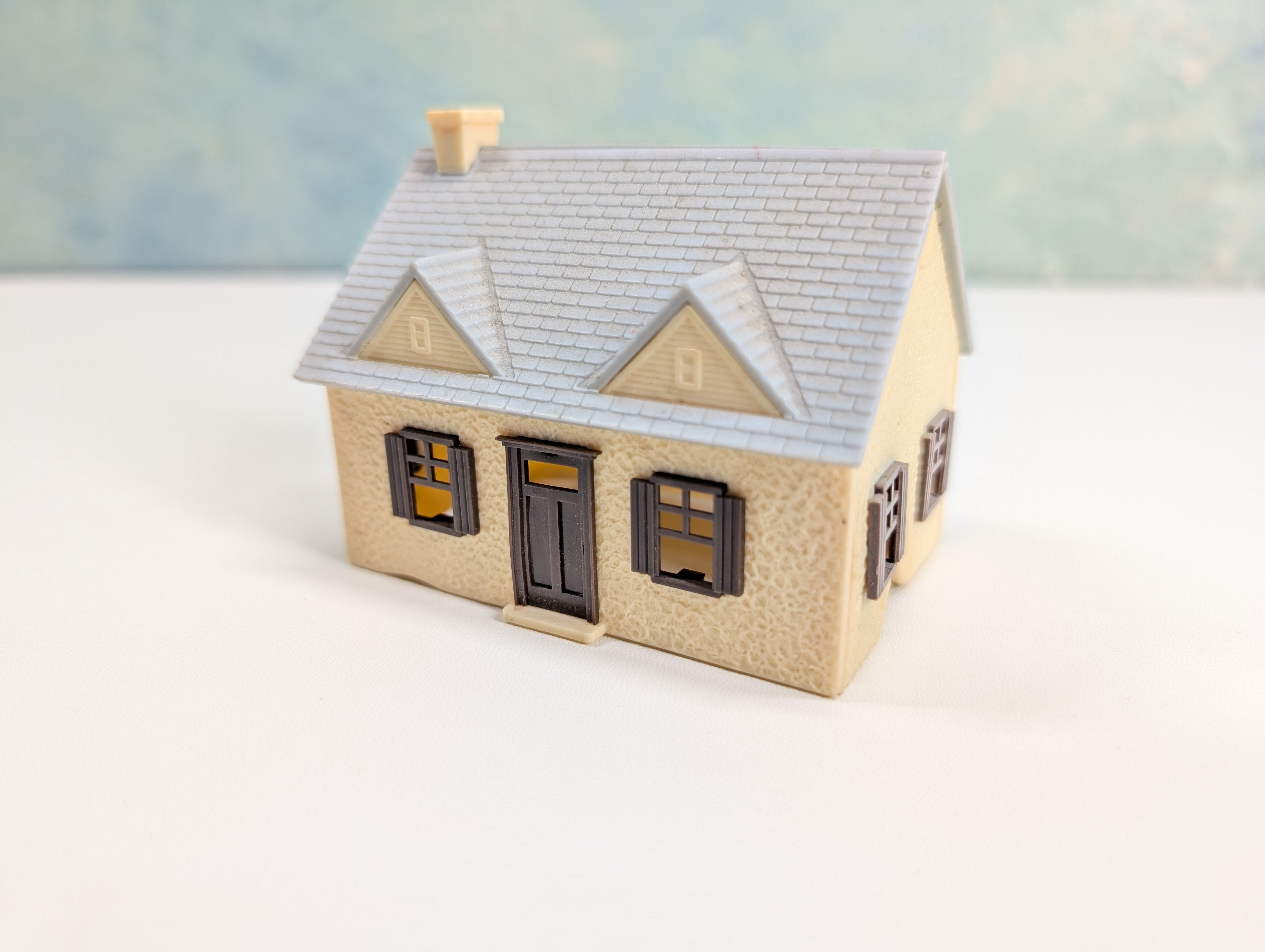 USED HO Scale Brown/Cream Tiny House