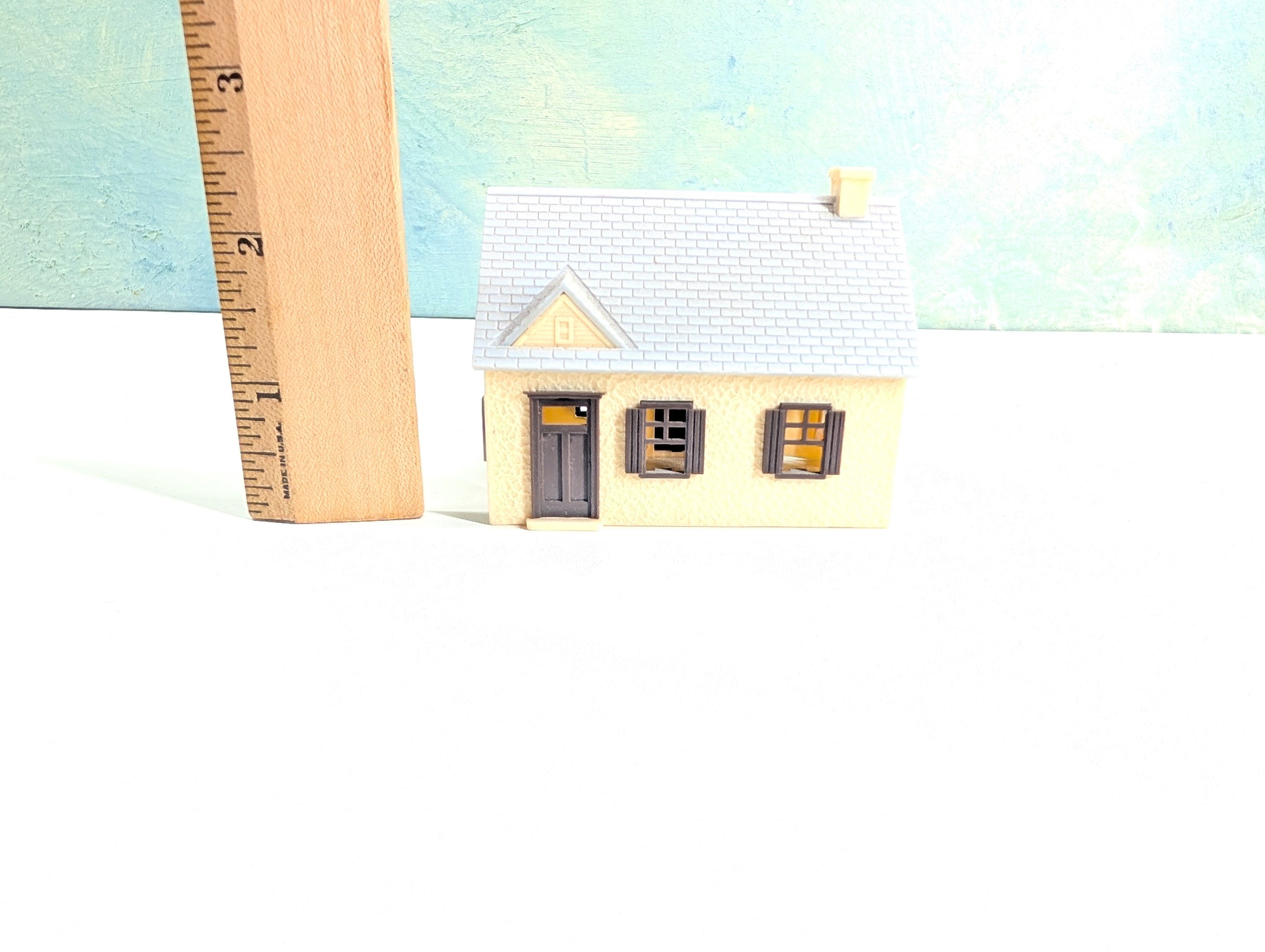 USED HO Scale Brown/Cream Tiny House