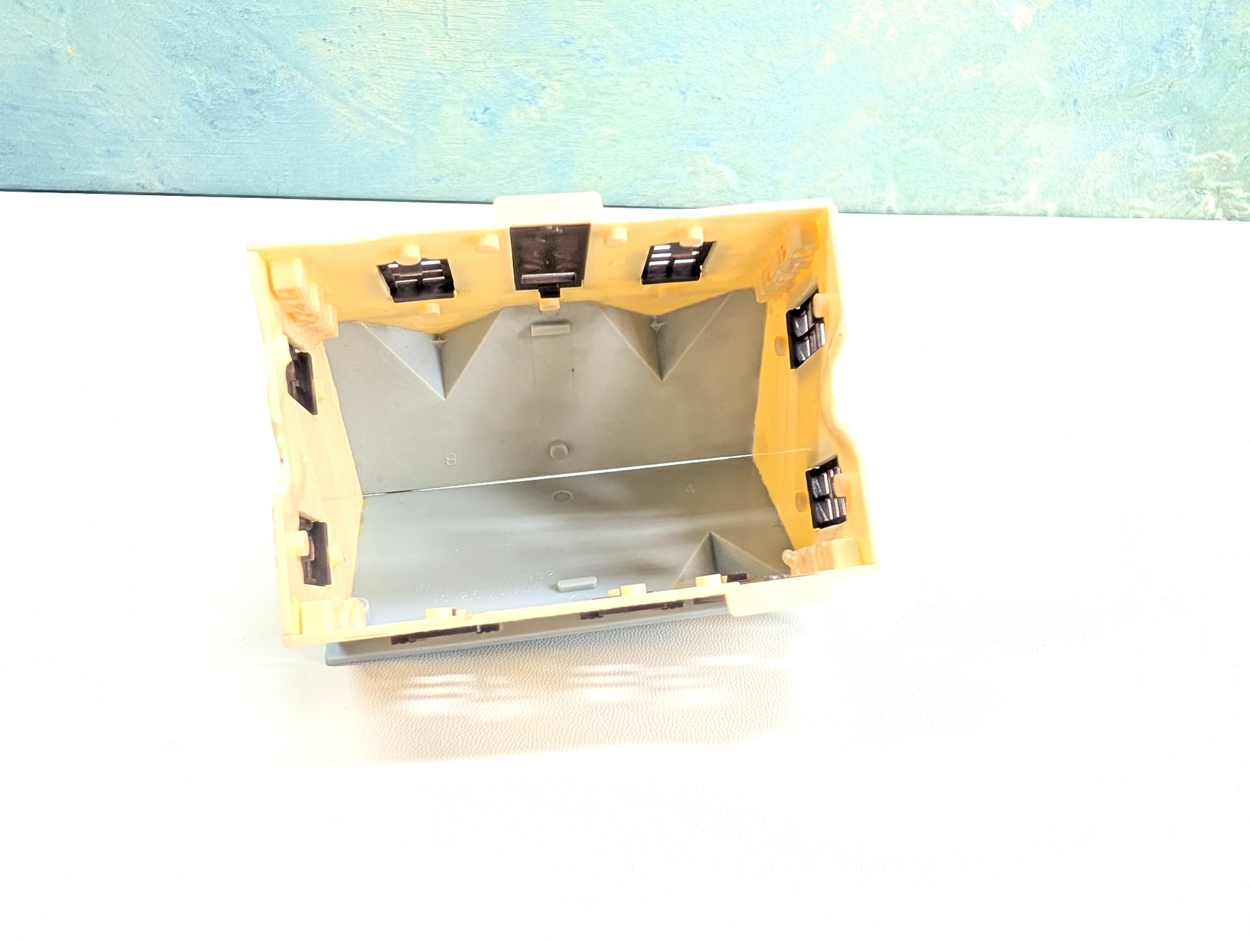 USED HO Scale Brown/Cream Tiny House