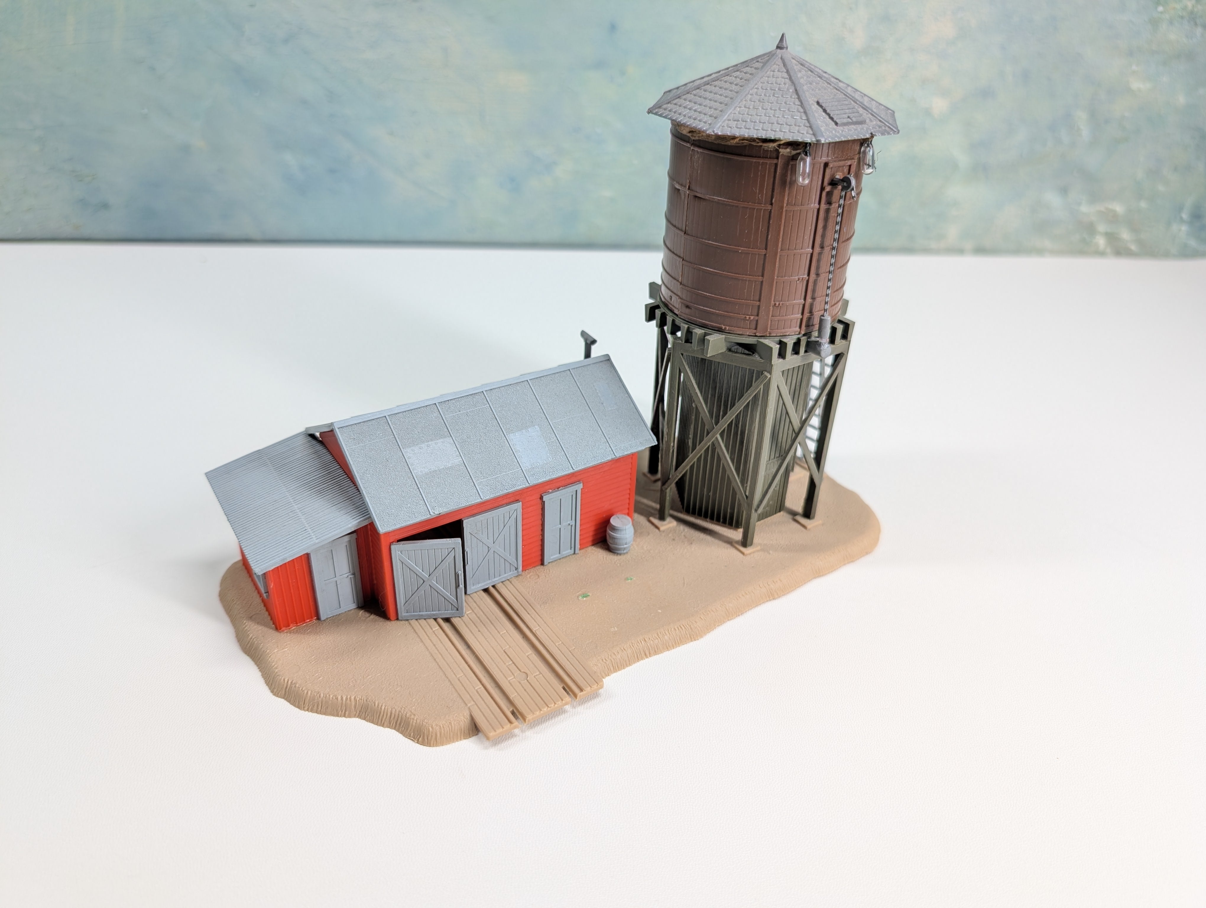 USED HO Scale Water Tower & Speeder Shed