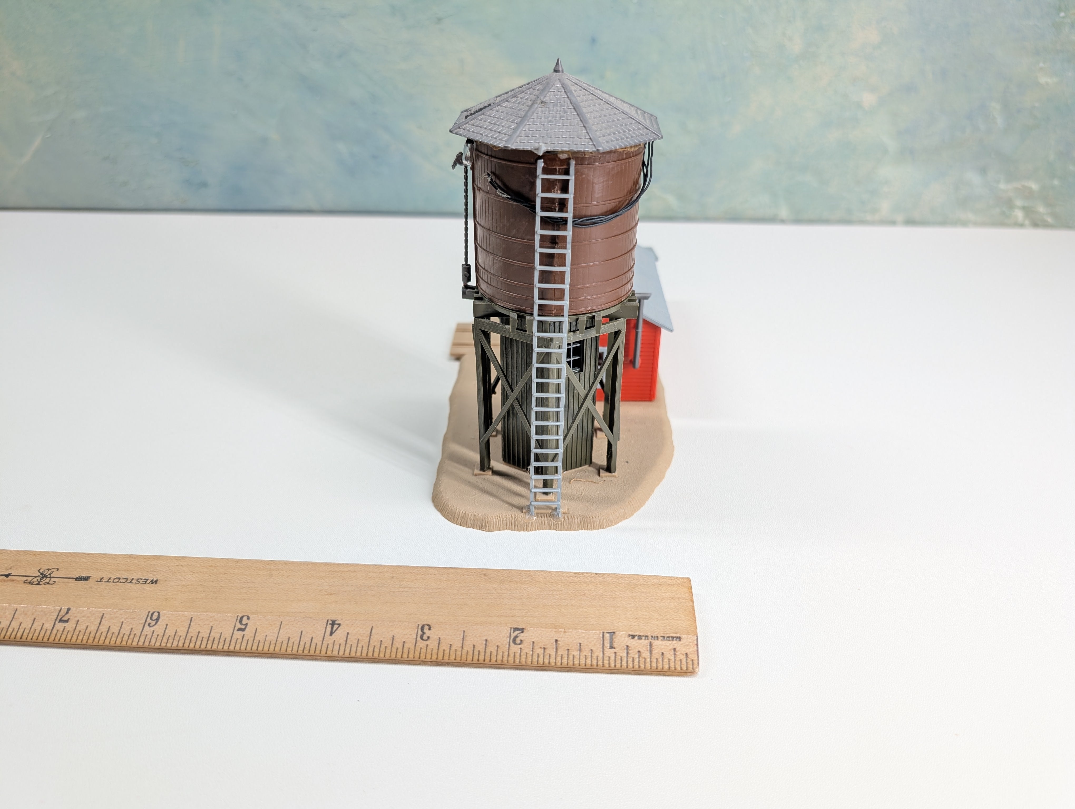 USED HO Scale Water Tower & Speeder Shed