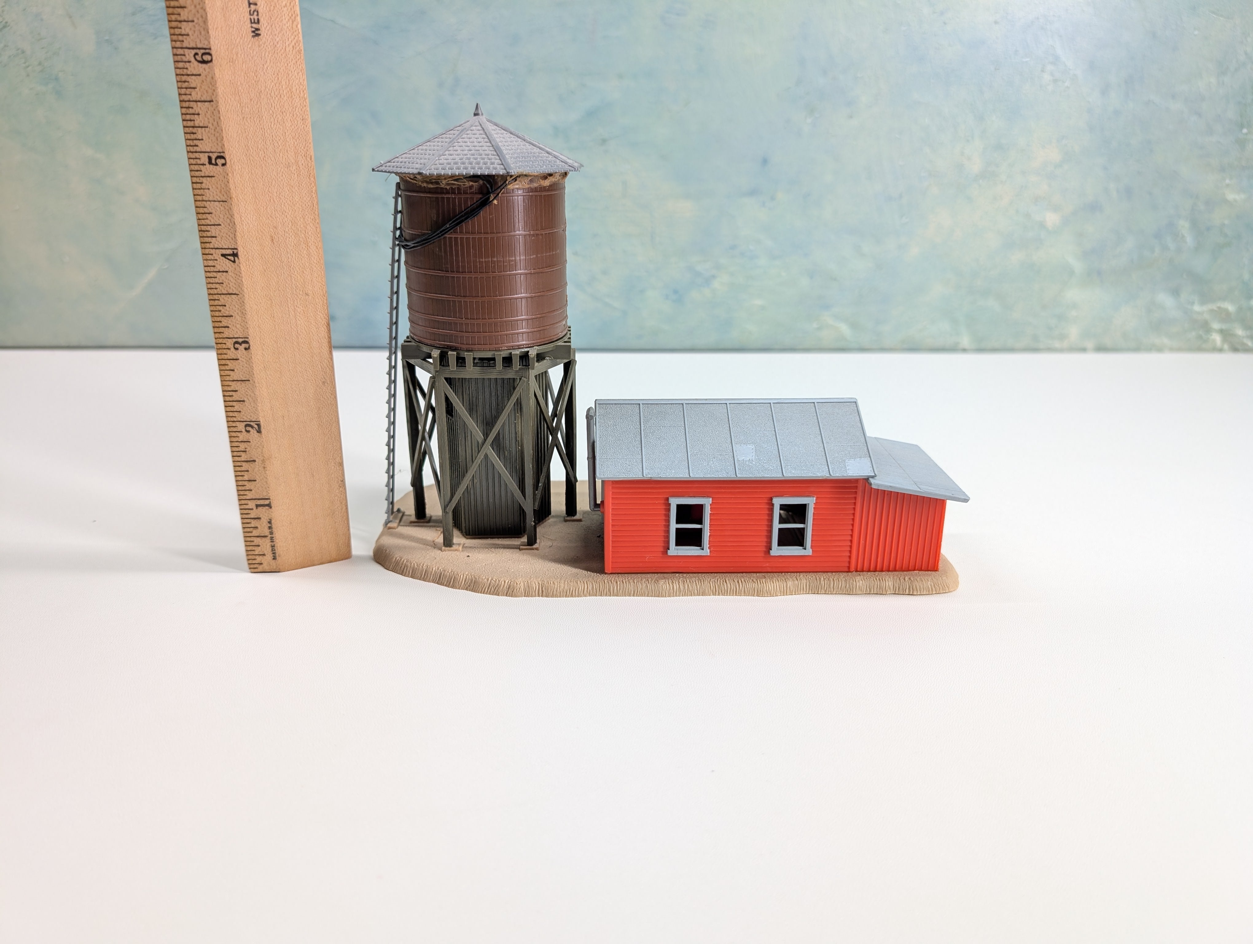 USED HO Scale Water Tower & Speeder Shed