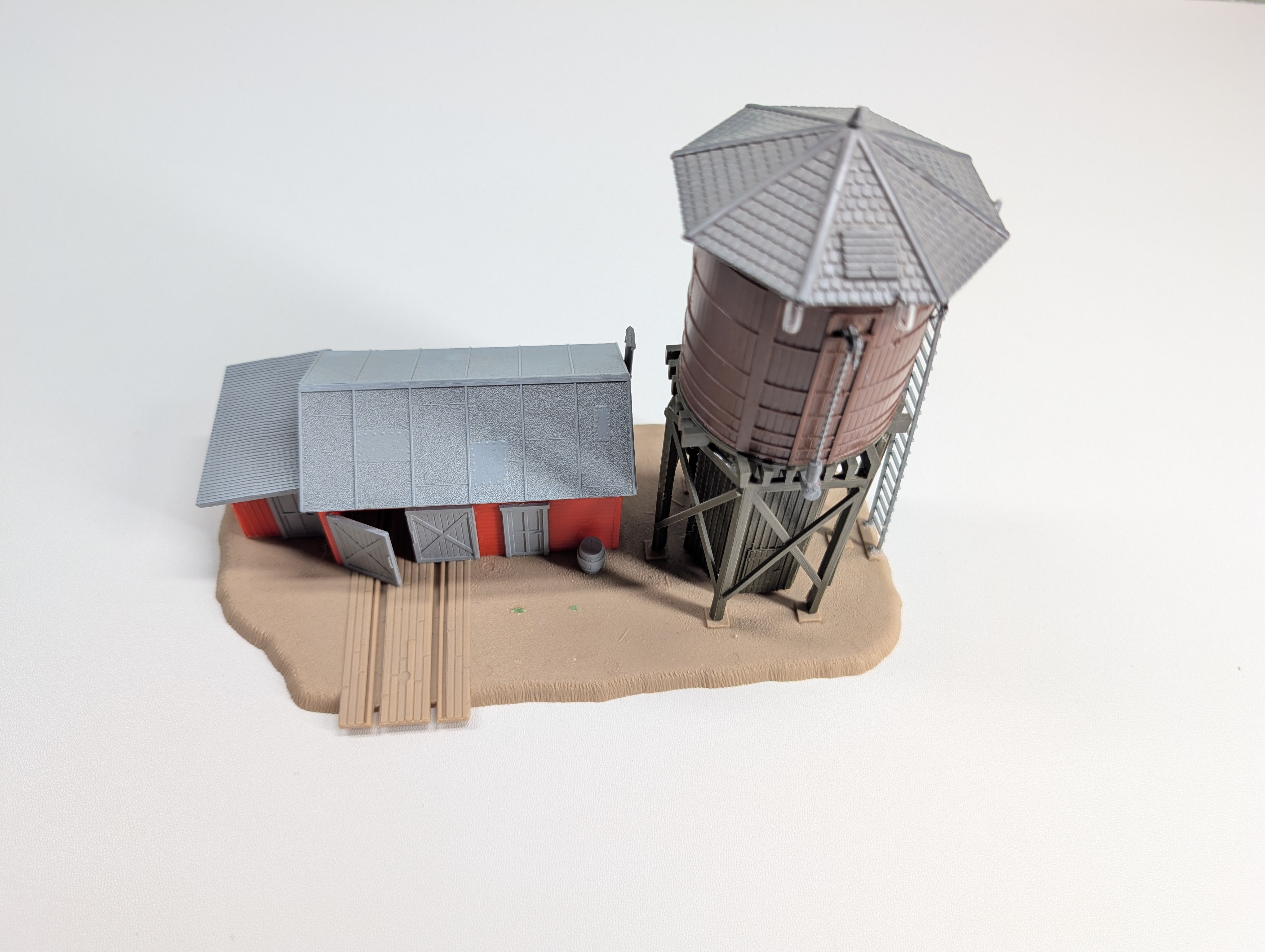 USED HO Scale Water Tower & Speeder Shed