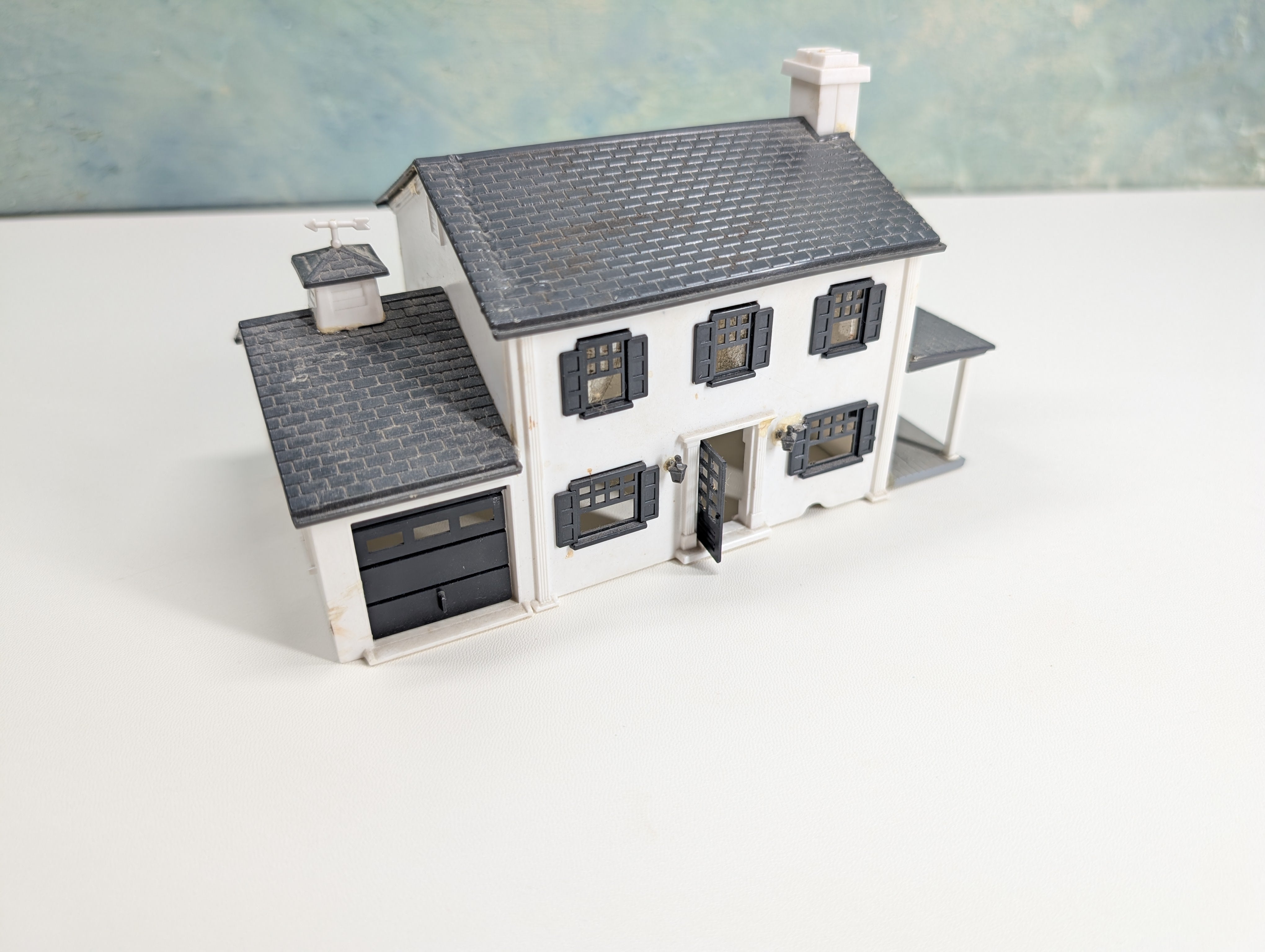 USED Bachmann Plasticville HO Scale White and Black House
