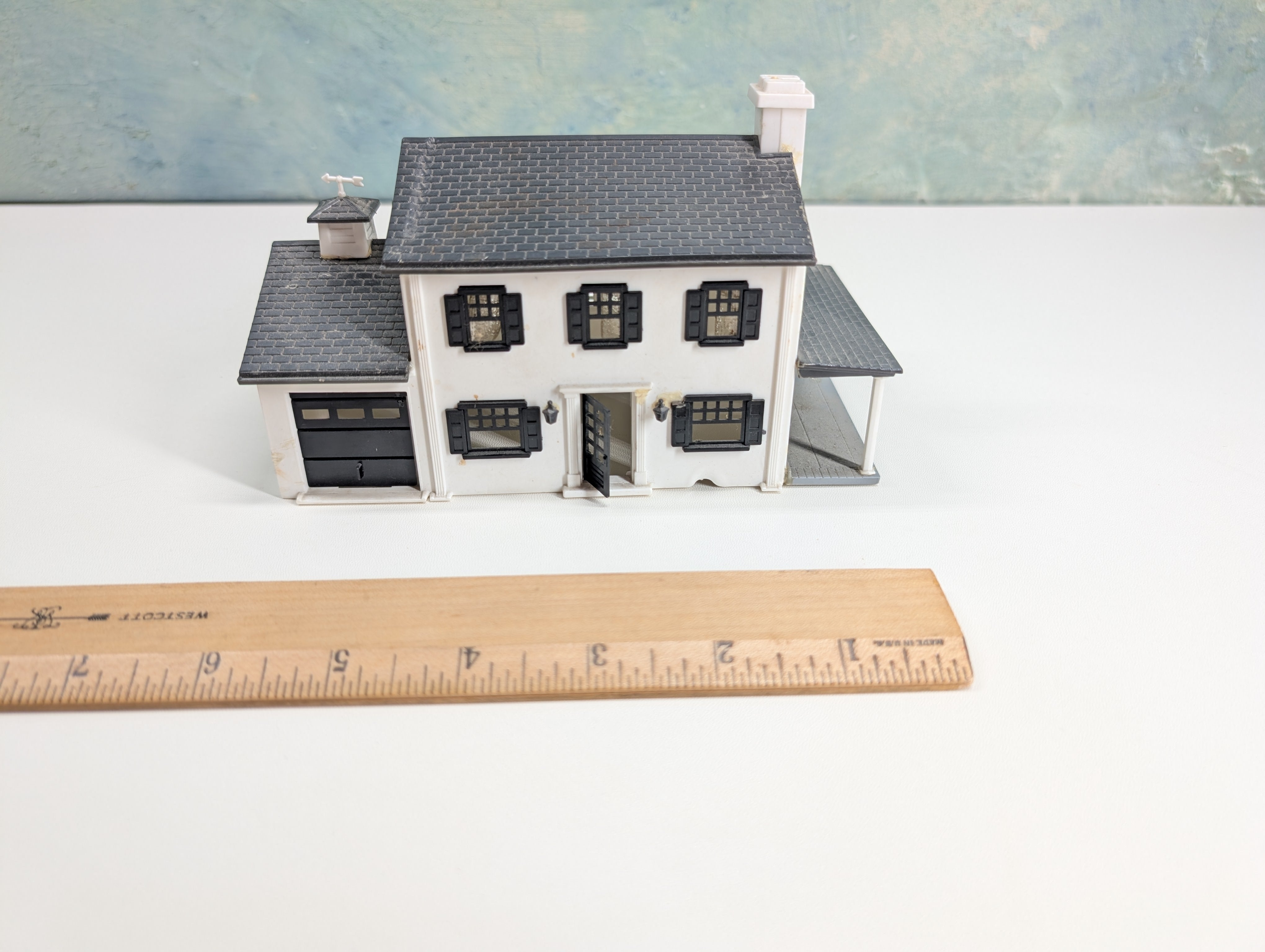 USED Bachmann Plasticville HO Scale White and Black House