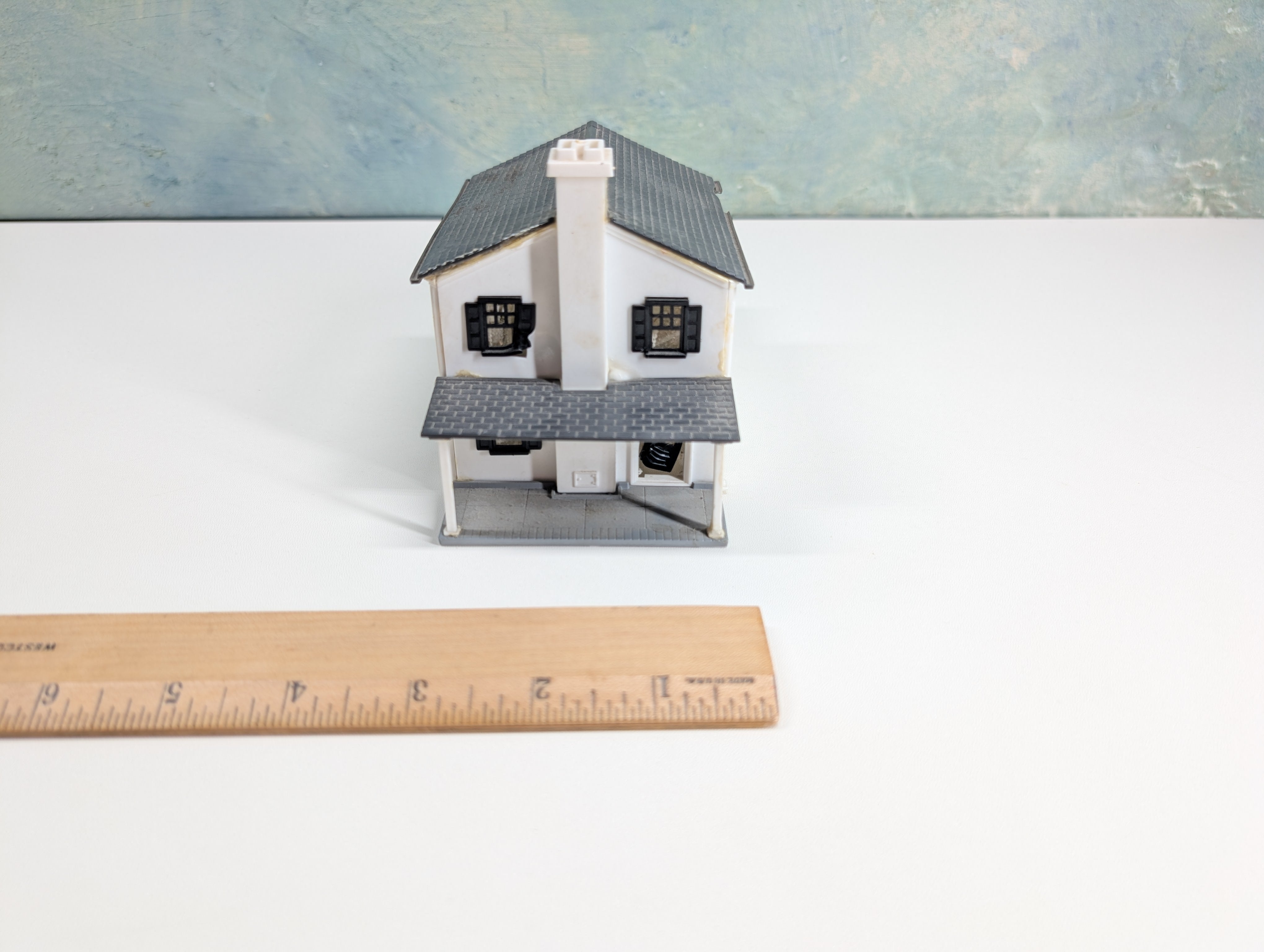 USED Bachmann Plasticville HO Scale White and Black House
