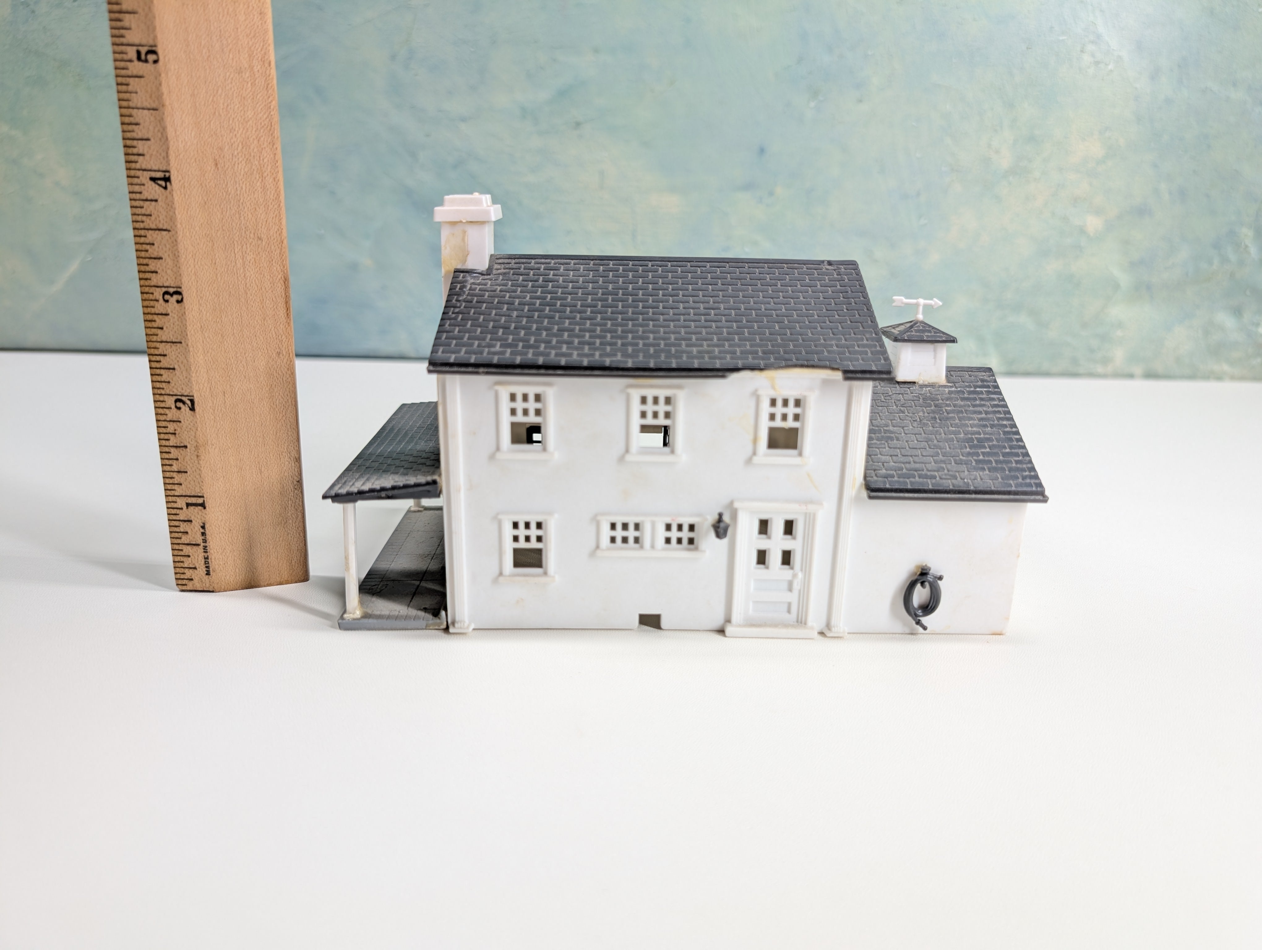 USED Bachmann Plasticville HO Scale White and Black House