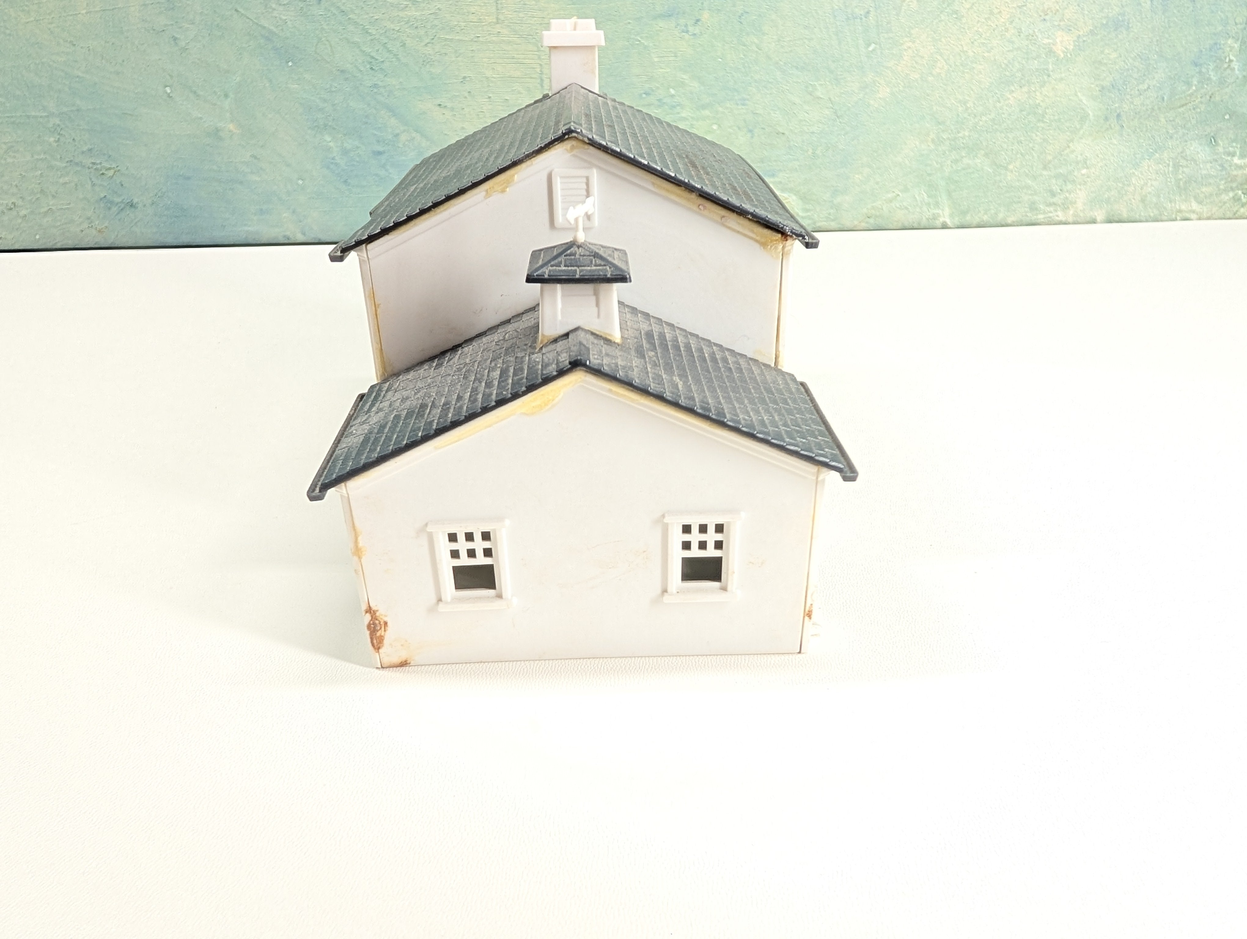 USED Bachmann Plasticville HO Scale White and Black House