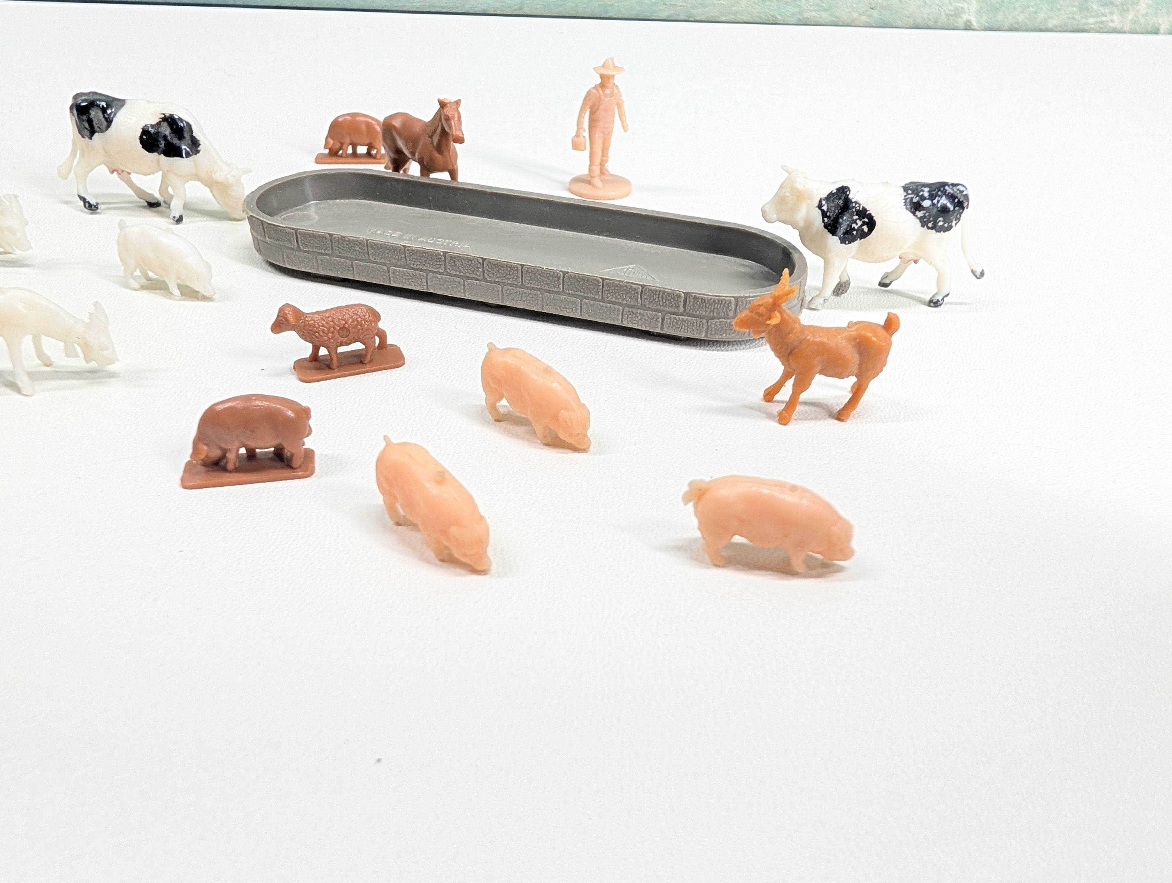 USED HO Scale Barn Yard Animals with Trough