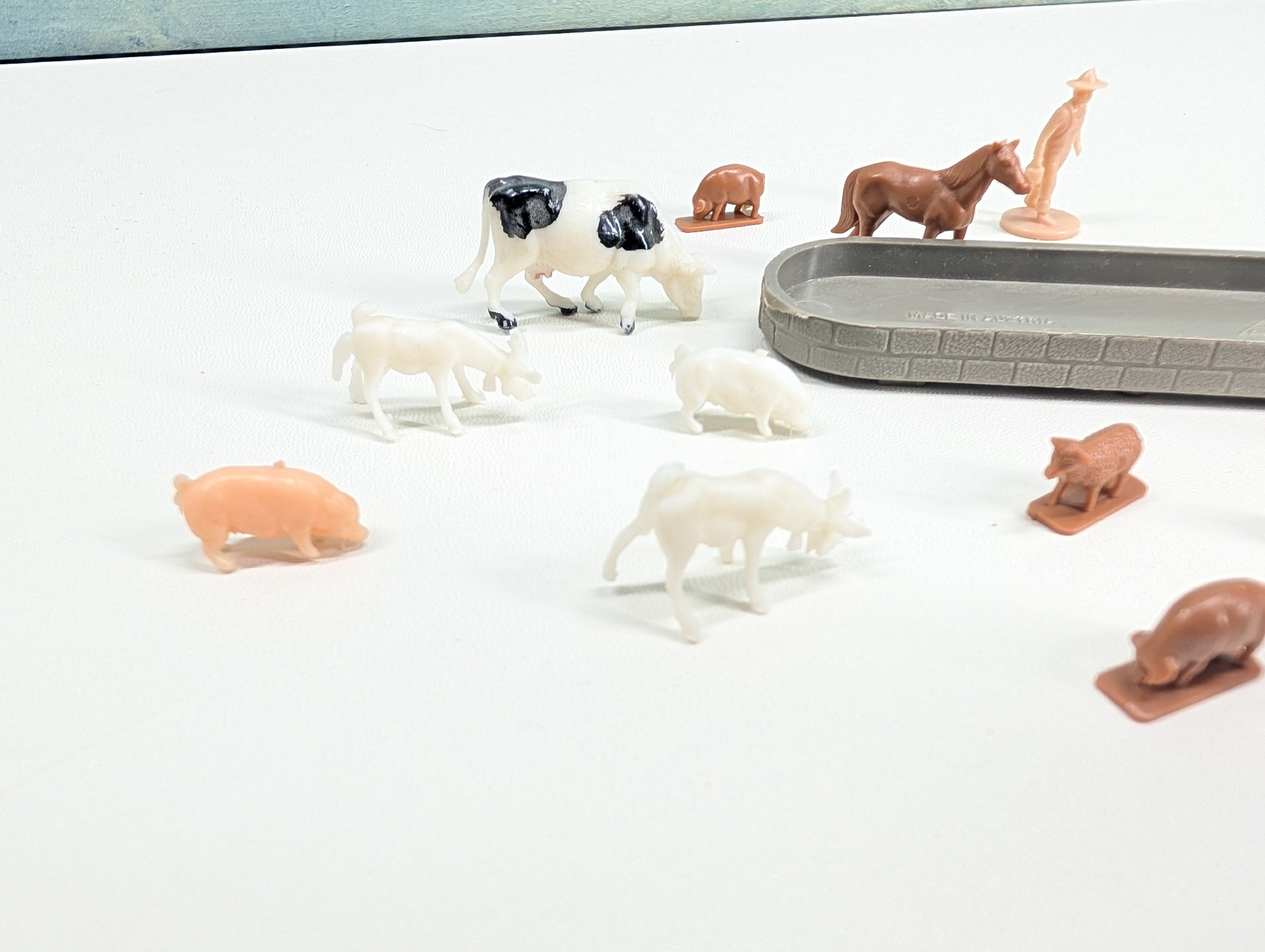 USED HO Scale Barn Yard Animals with Trough