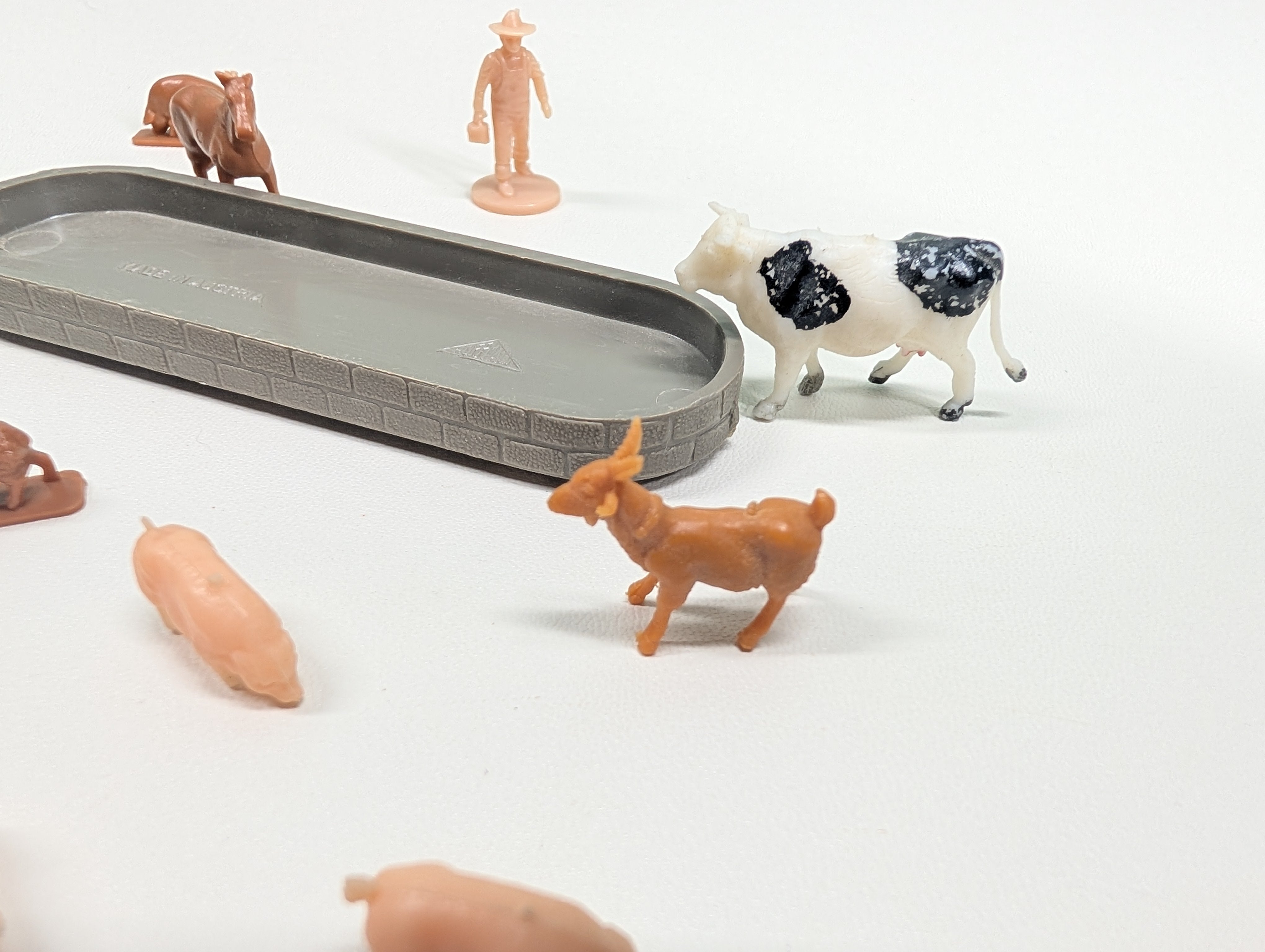 USED HO Scale Barn Yard Animals with Trough