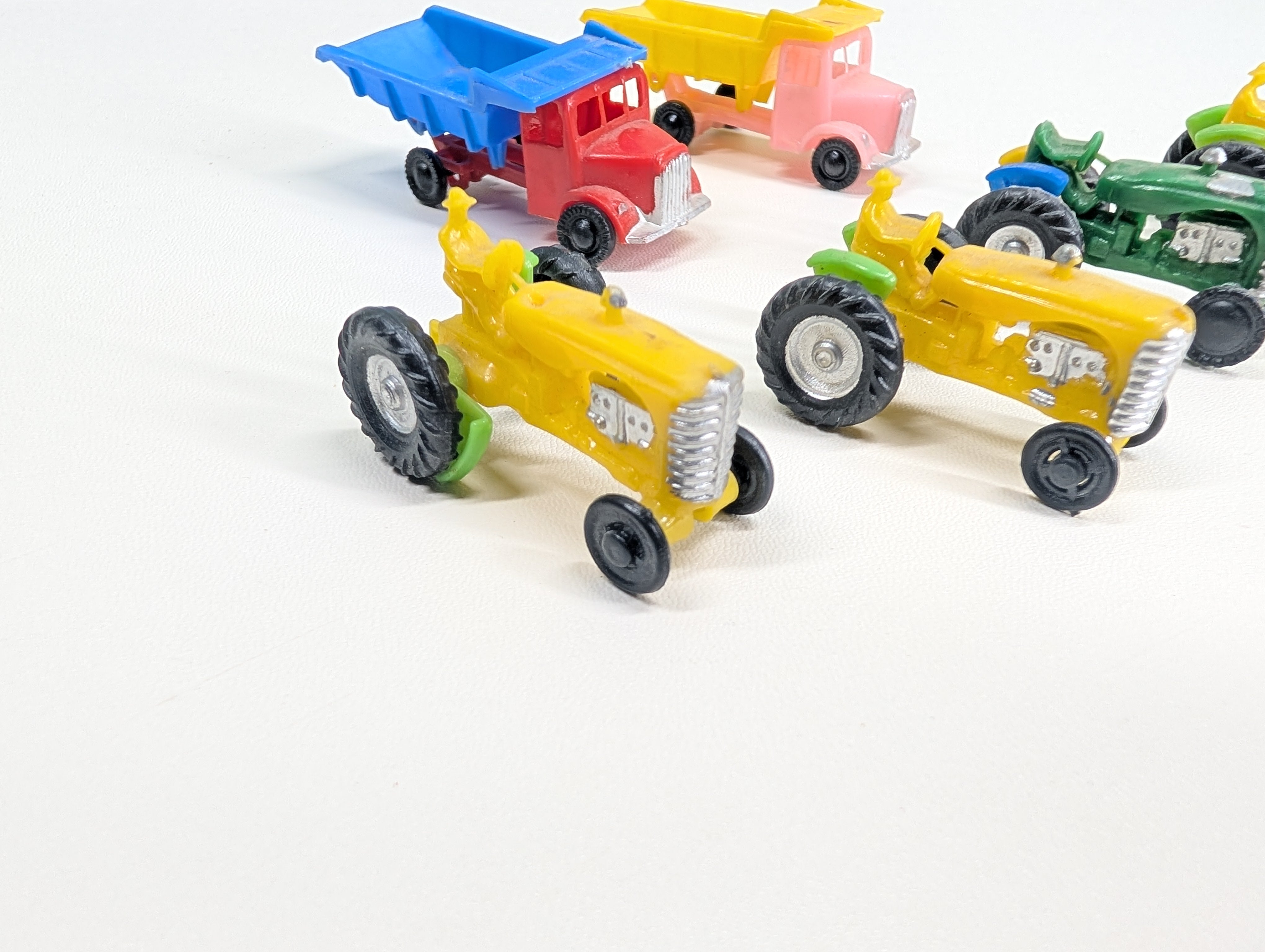 USED HO Scale Lot of Plastic Tractors and Dump Trucks (6 pcs)