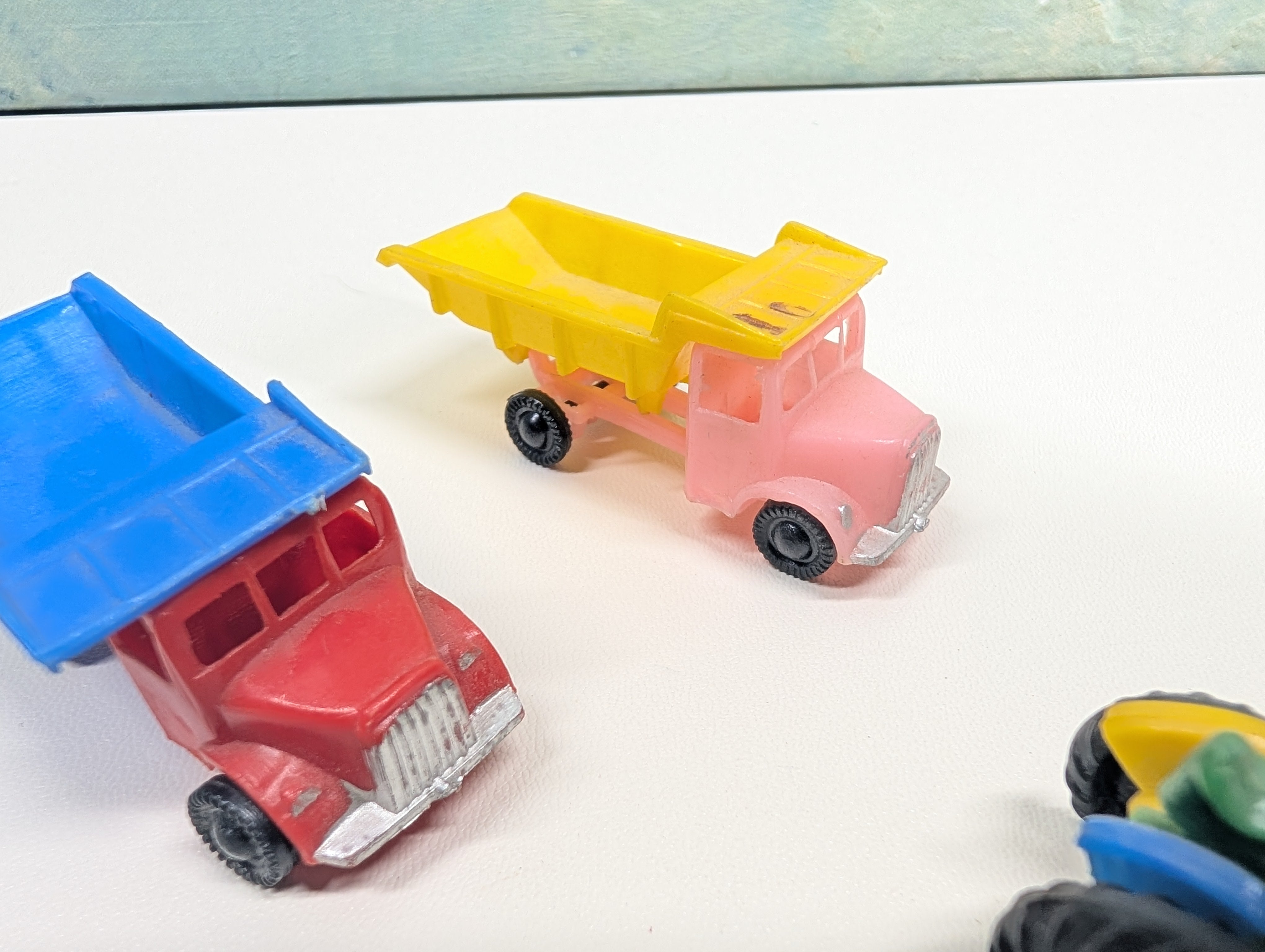 USED HO Scale Lot of Plastic Tractors and Dump Trucks (6 pcs)