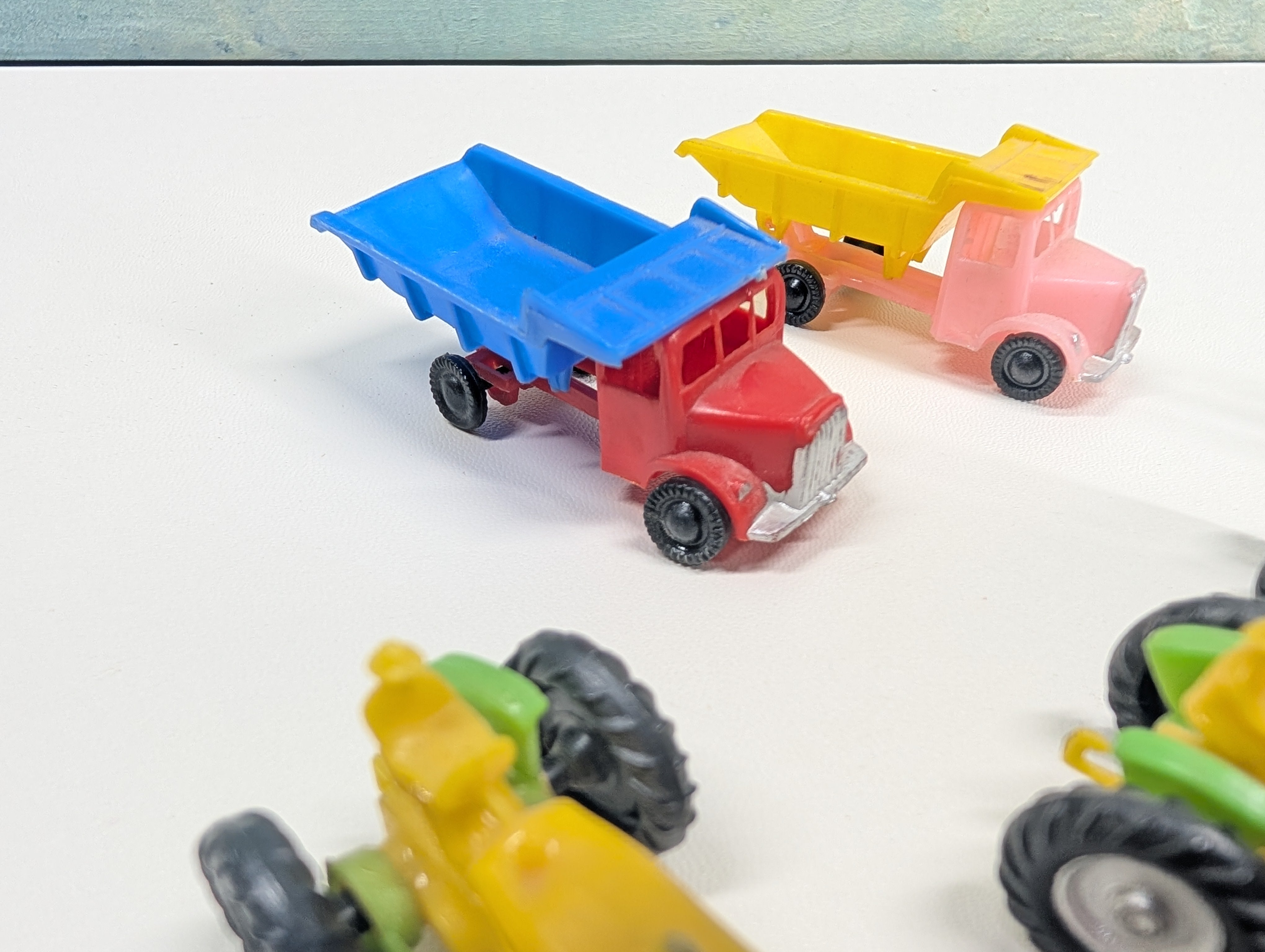 USED HO Scale Lot of Plastic Tractors and Dump Trucks (6 pcs)