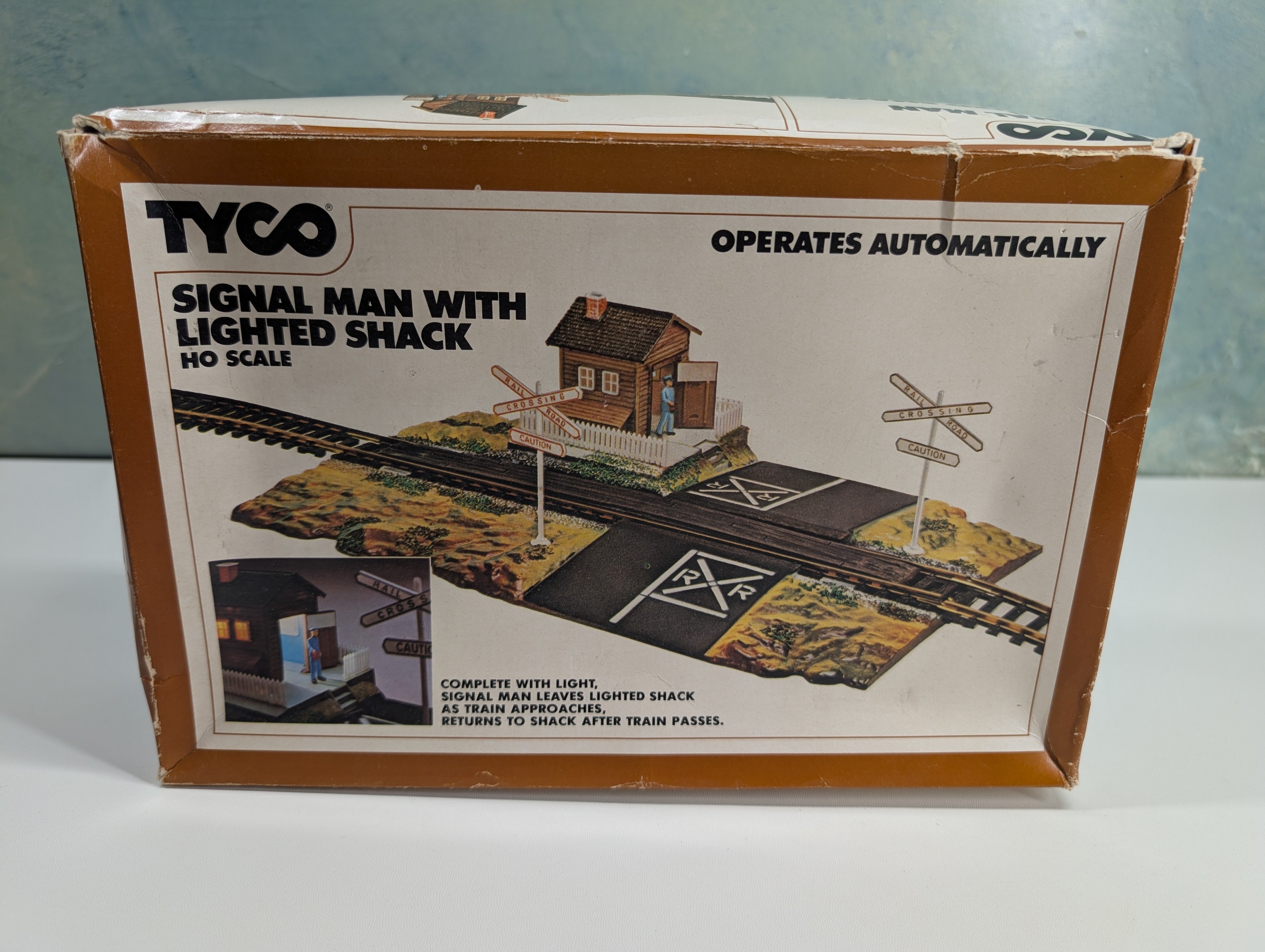 USED Tyco 928 HO Scale Signal Man w/ Lighted Shack