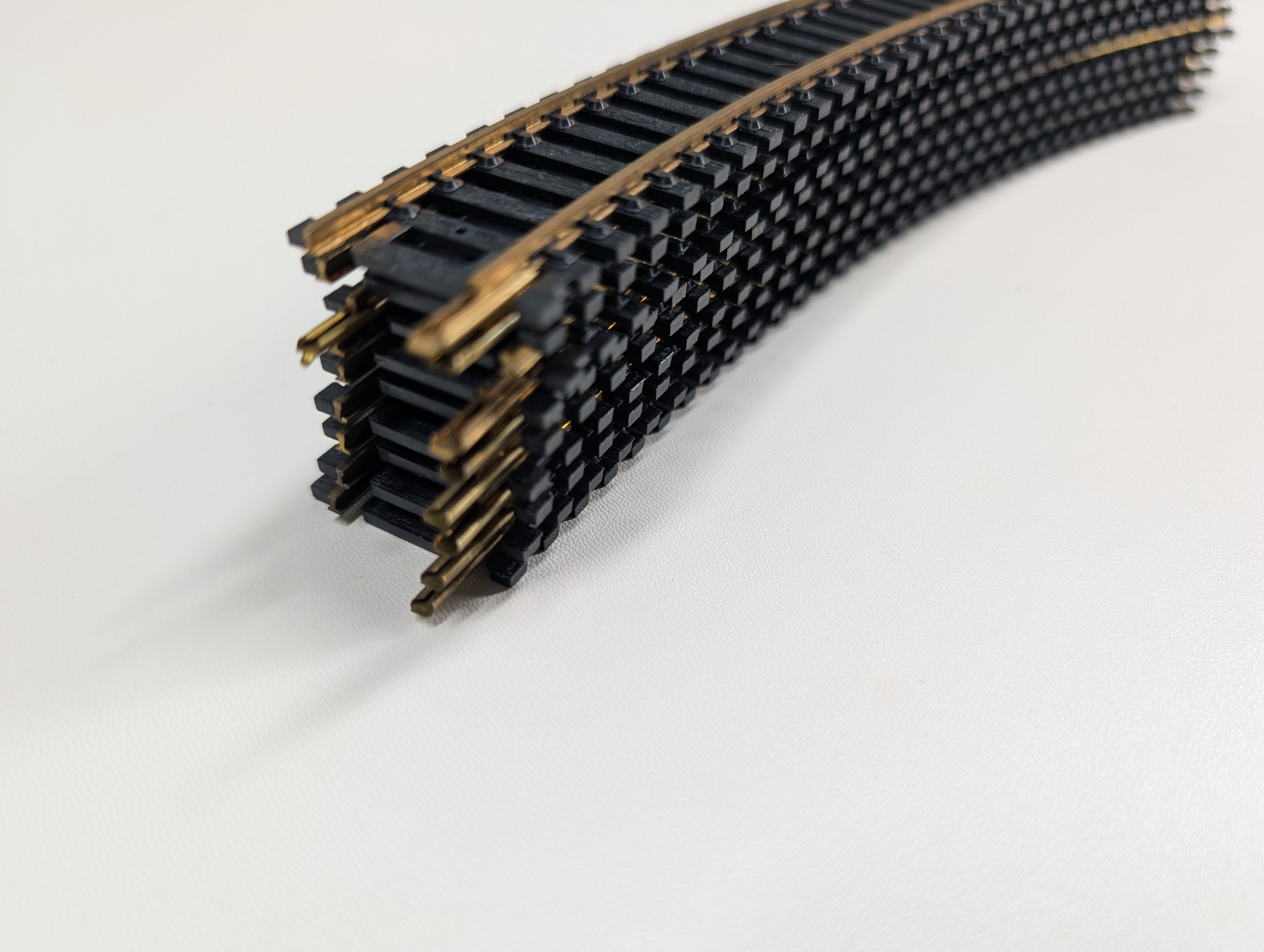 USED HO Scale 18" Radius Curve Brass Code 100 Track (9 pcs)