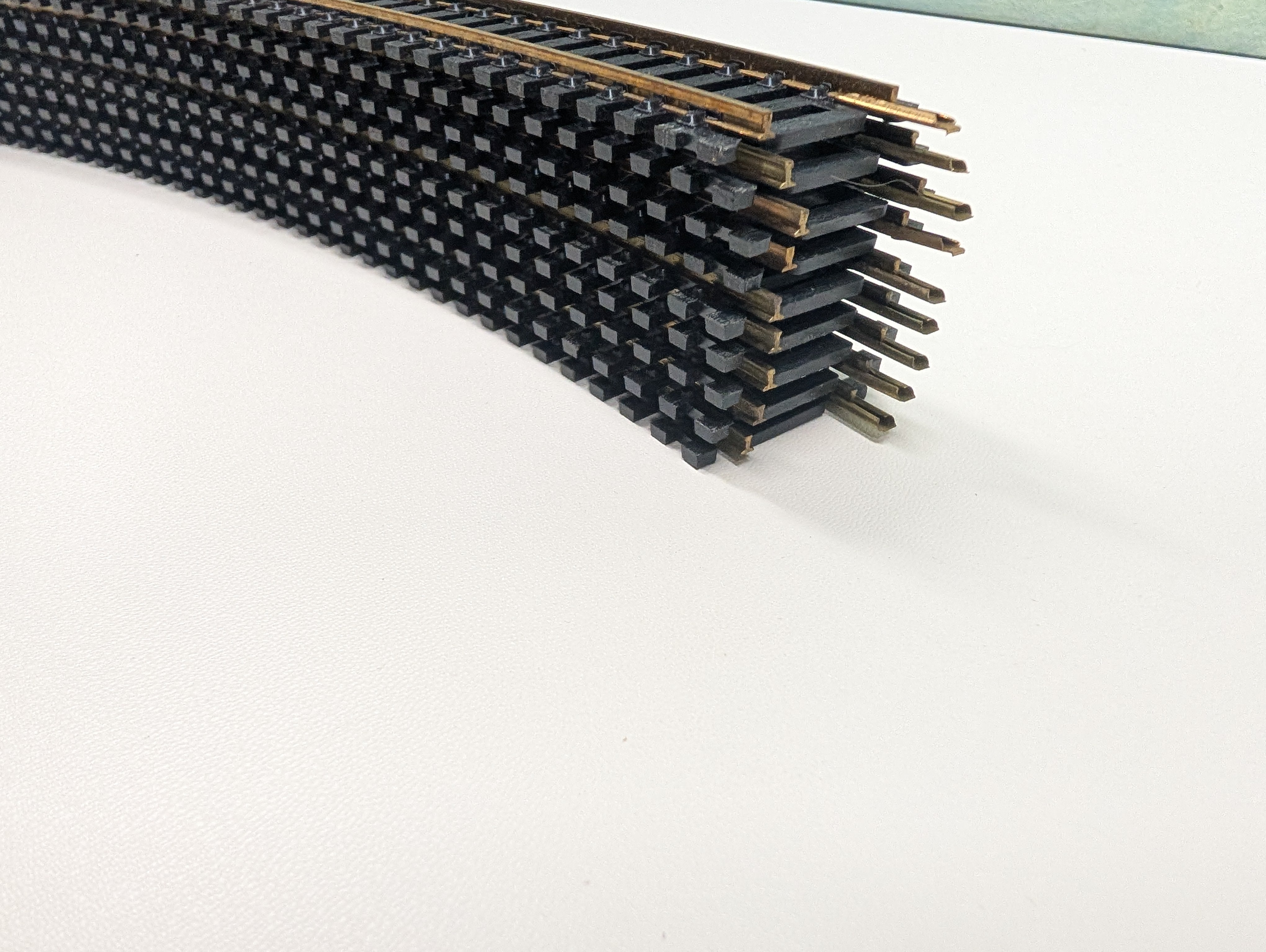 USED HO Scale 18" Radius Curve Brass Code 100 Track (9 pcs)