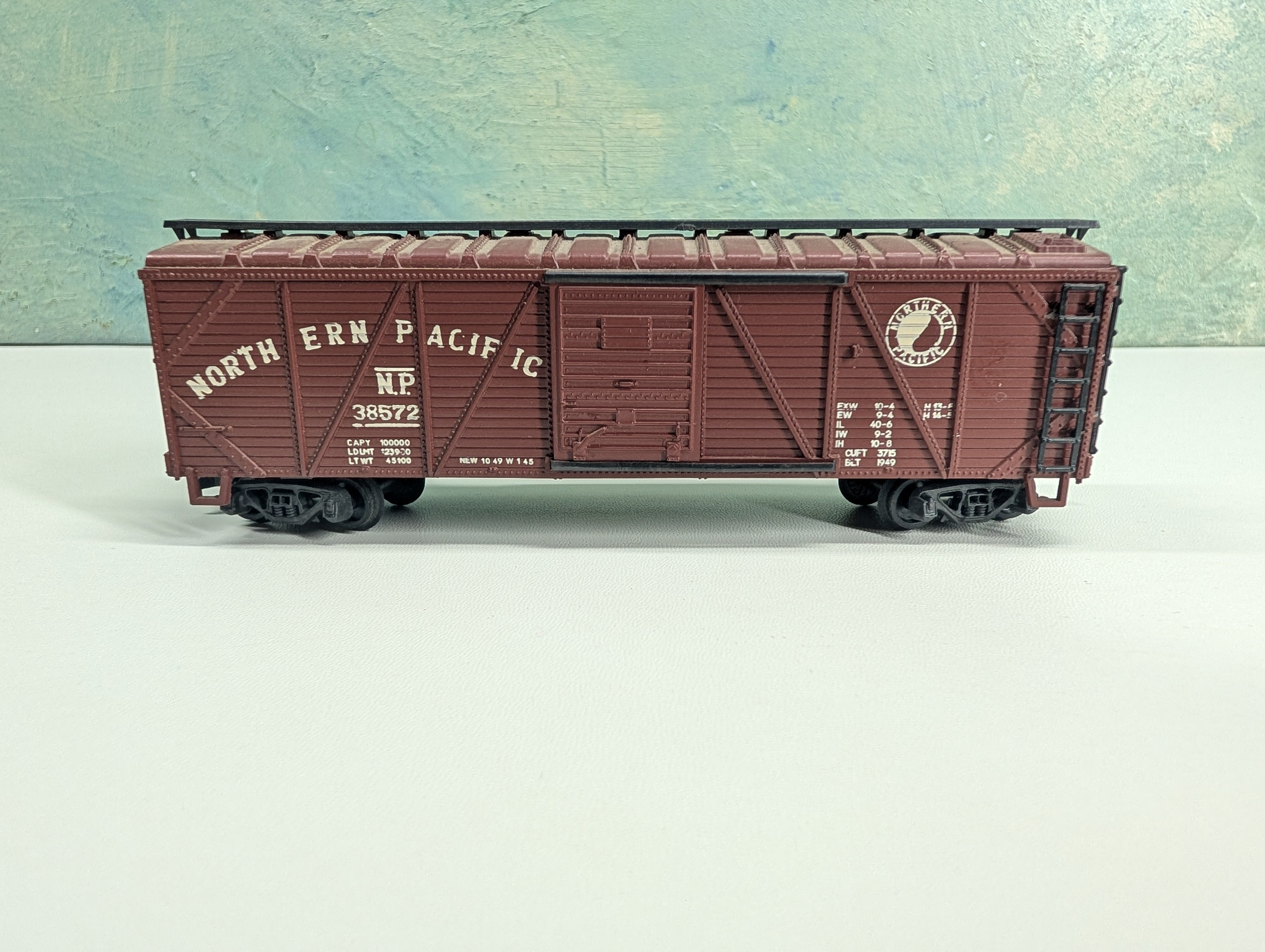 USED HO Scale Wooden Box Car Northern Pacific NP #38572