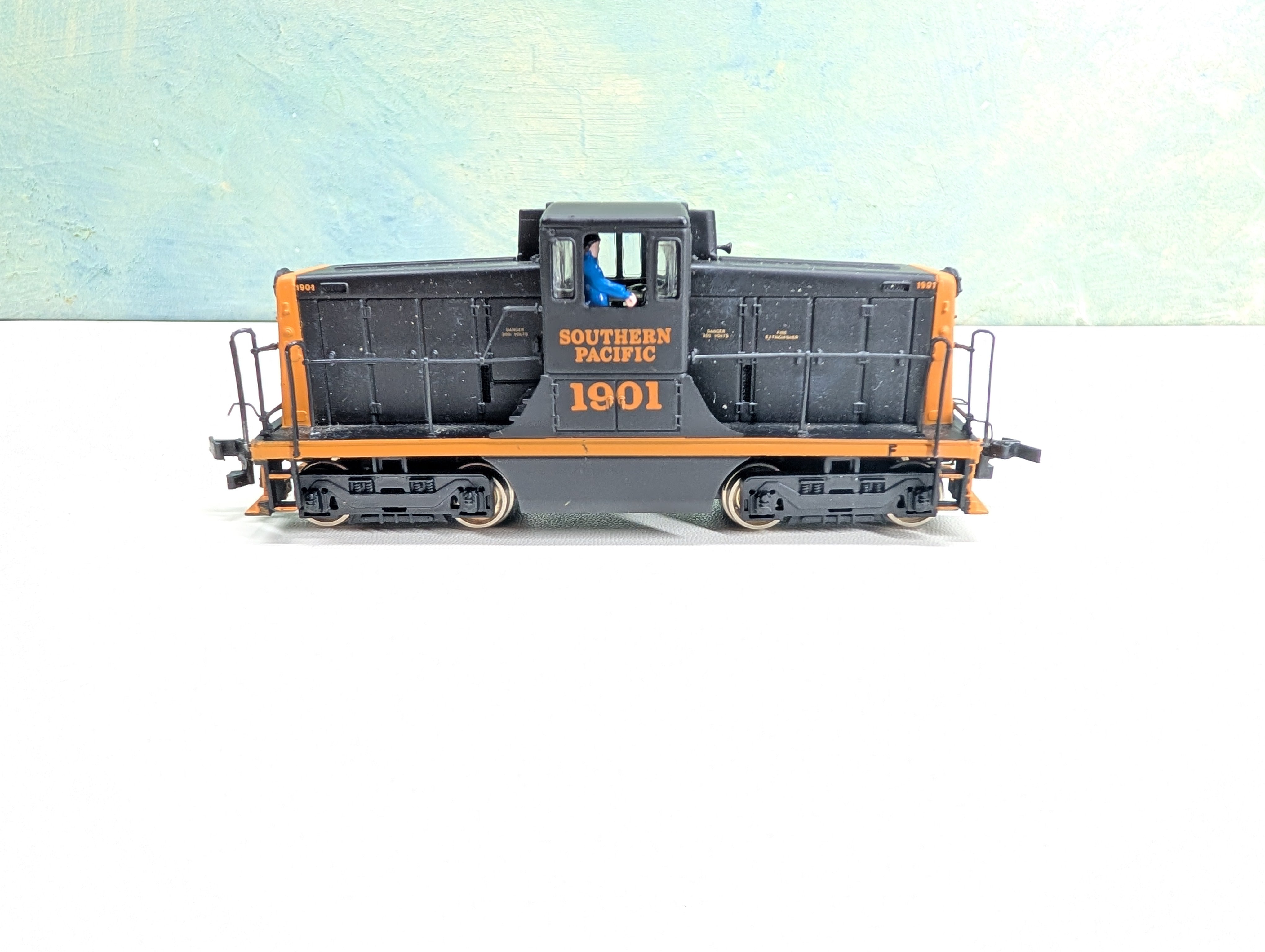USED Bachmann 80016 HO Scale Spectrum GE 44-Ton Switcher Southern Pacific #1901 Tested! DC