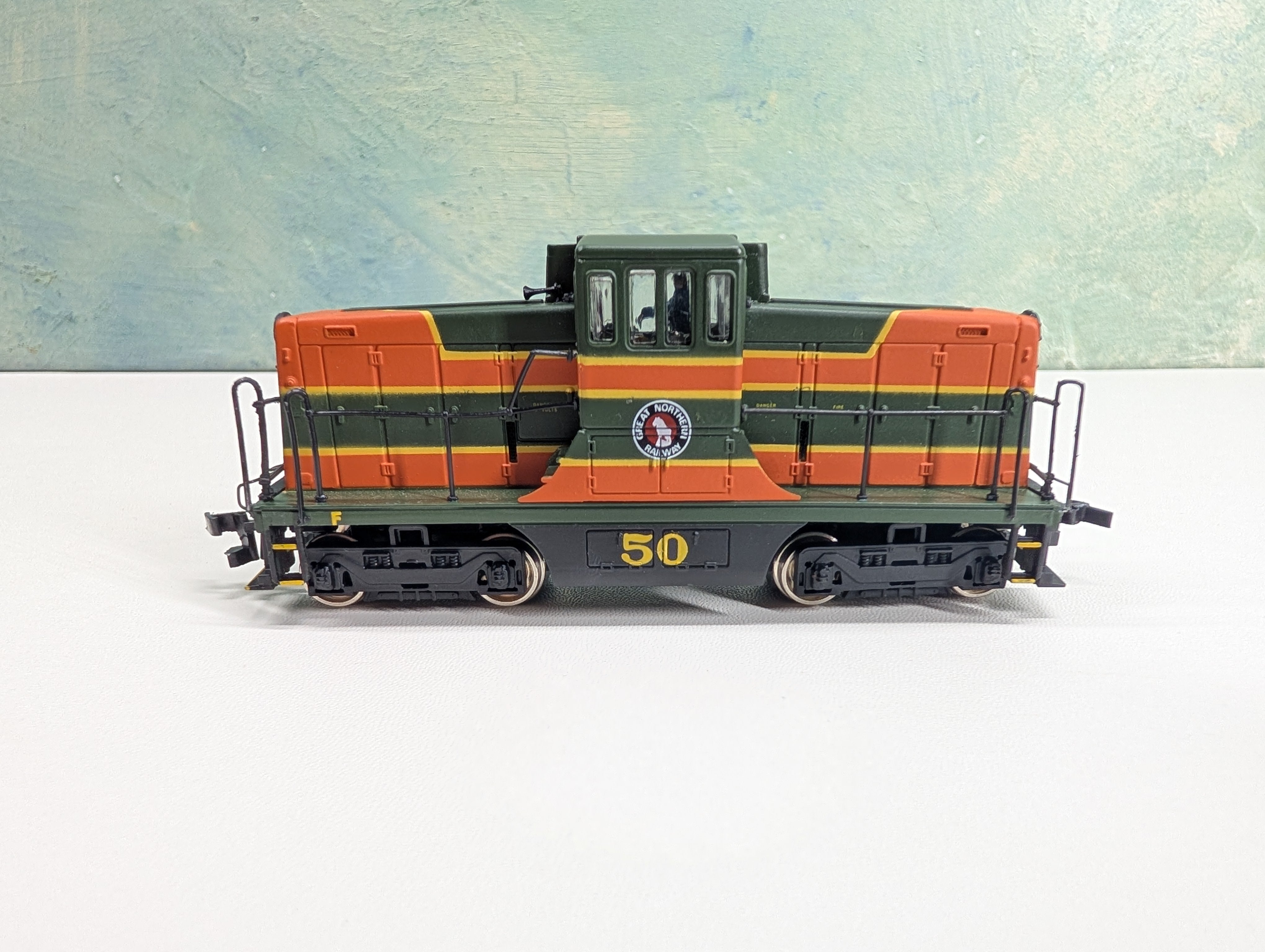 USED Bachmann 80010 HO Scale Spectrum GE 44-Ton Switcher Great Northern #50 Repairs! DC