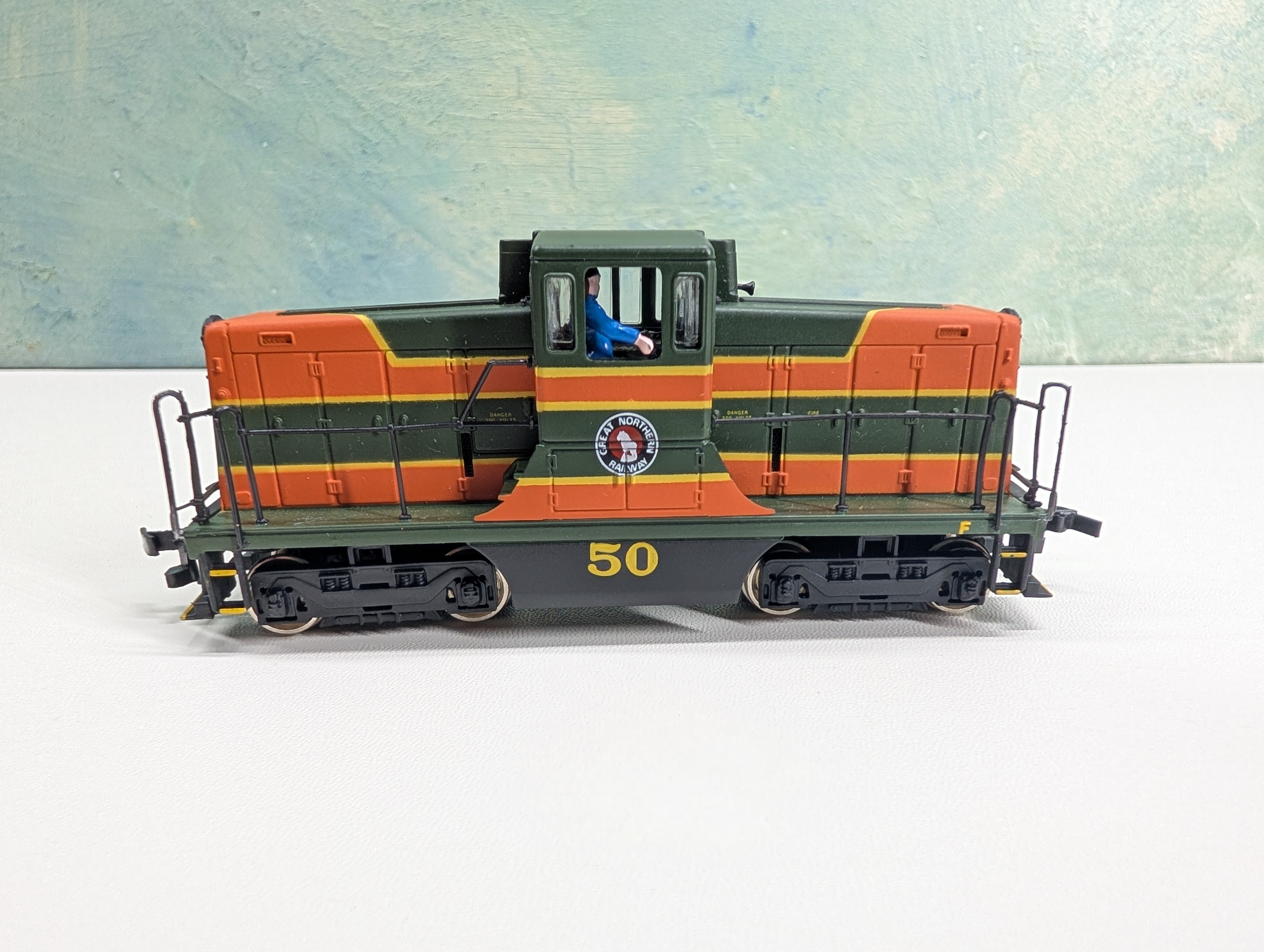 USED Bachmann 80010 HO Scale Spectrum GE 44-Ton Switcher Great Northern #50 Repairs! DC